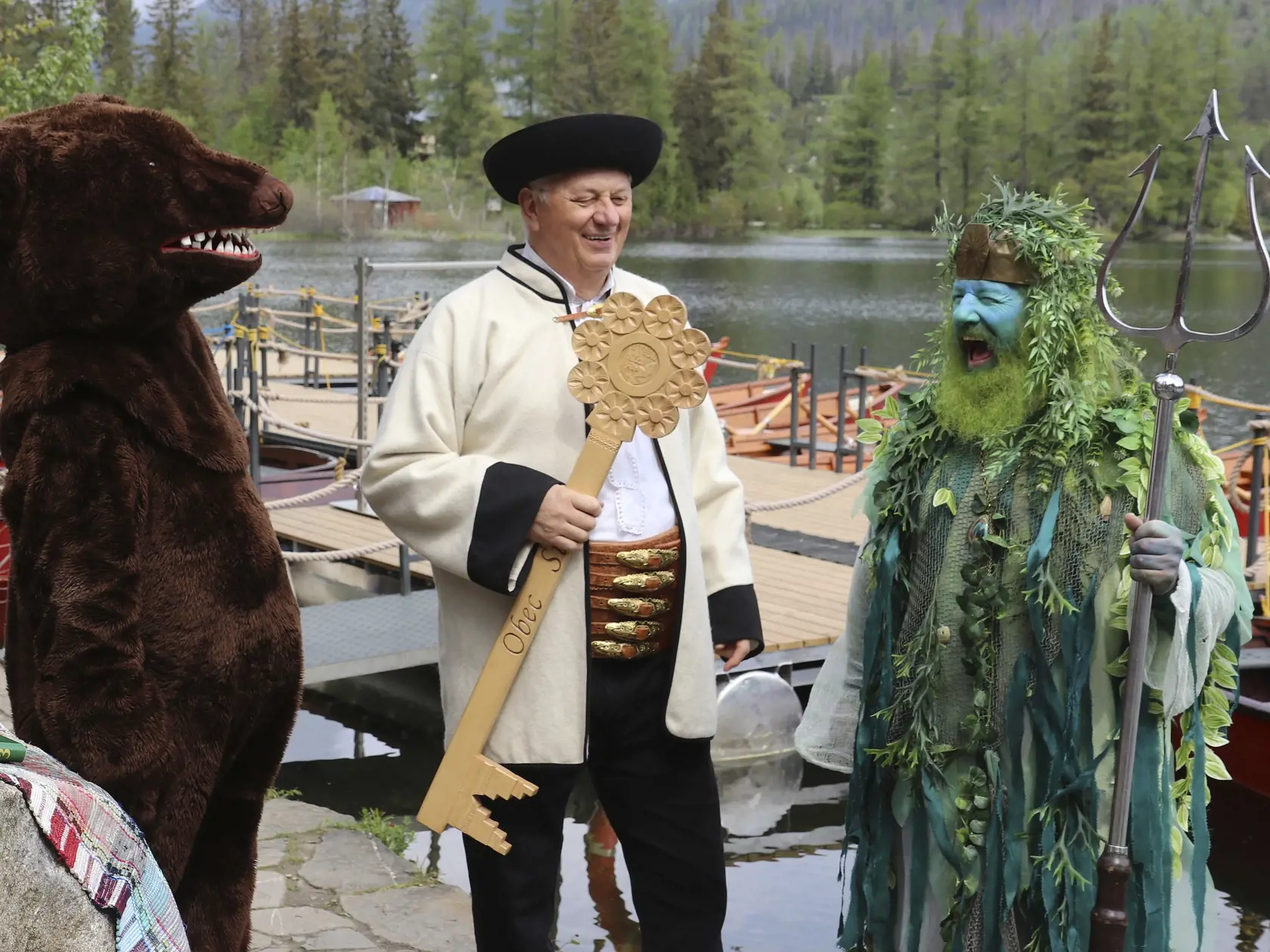 Na snímke starosta obce Štrba Michal Sýkora (uprostred) a mím Miro Kasprzyk ako Poseidon počas slávnostného odomykania vôd Štrbského plesa a otvorenia letnej turistickej sezóny na Štrbskom Plese vo Vysokých Tatrách, 12. júna 2020.  EASYFOTO TASR - Kristína Mayerová