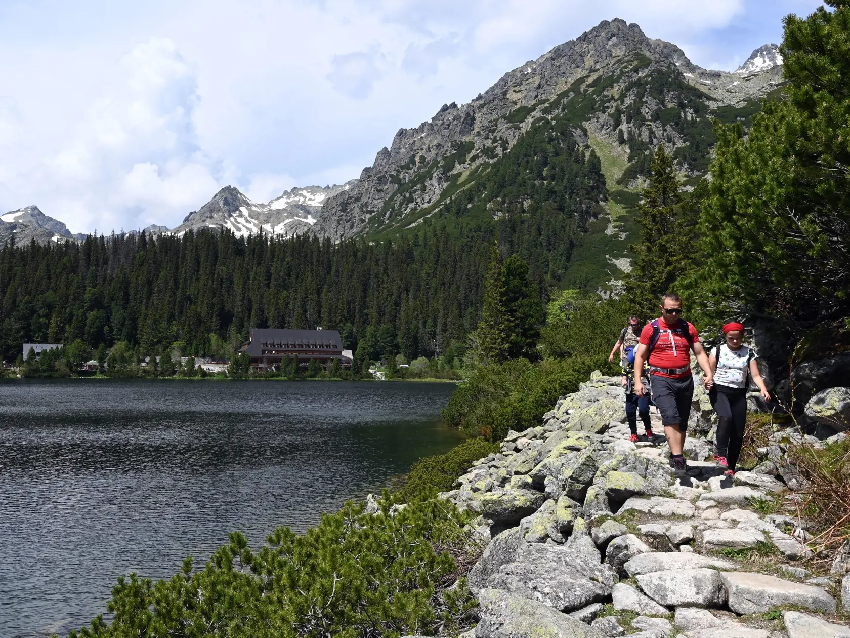 Vo Vysokých Tatrách sa v pondelok 15. júna 2020 skončila sezónna uzávera vysokohorských chodníkov. Na snímke turisti na chodníku pri Popradskom plese vo Vysokých Tatrách 15. júna 2020. FOTO TASR - Roman Hanc