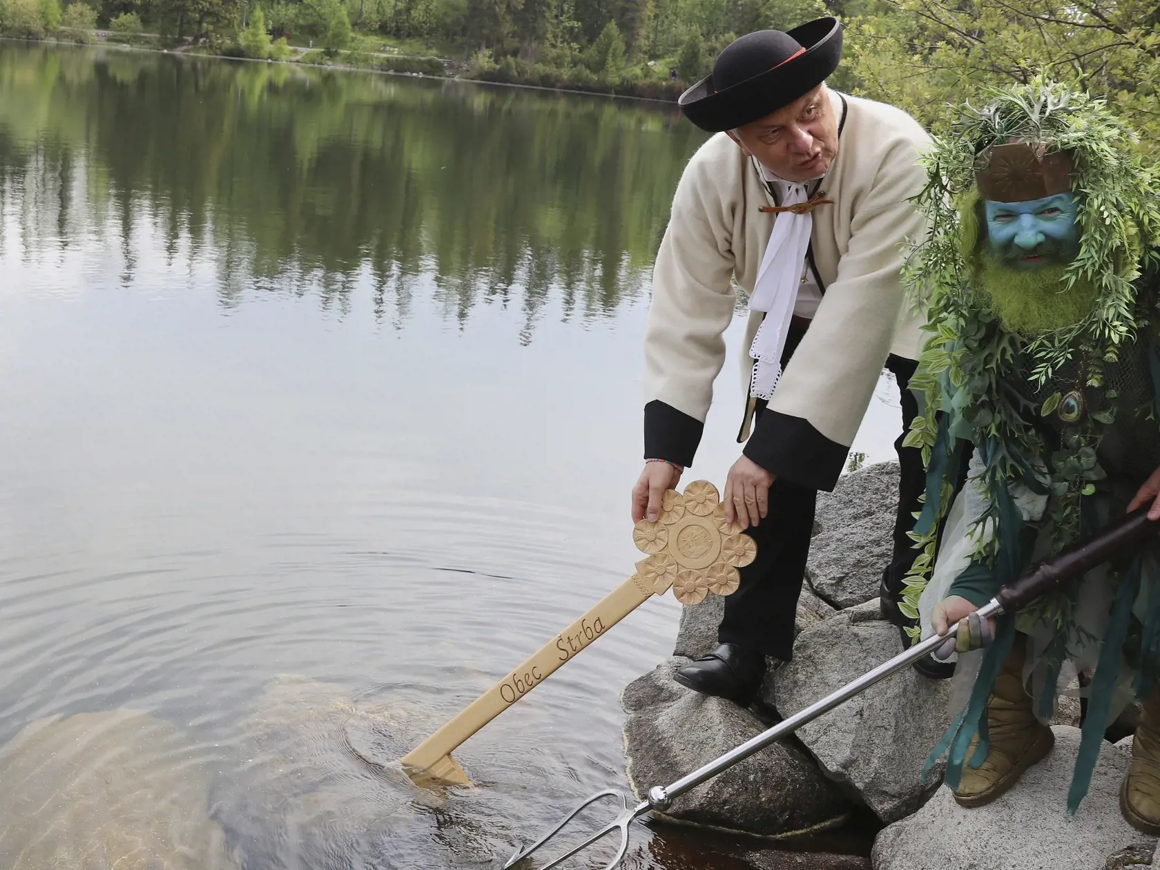 Na snímke starosta obce Štrba Michal Sýkora (vľavo) a mím Miro Kasprzyk ako Poseidon počas slávnostného odomykania vôd Štrbského plesa a otvorenia letnej turistickej sezóny na Štrbskom Plese vo Vysokých Tatrách, 12. júna 2020.  EASYFOTO TASR - Kristína Mayerová
