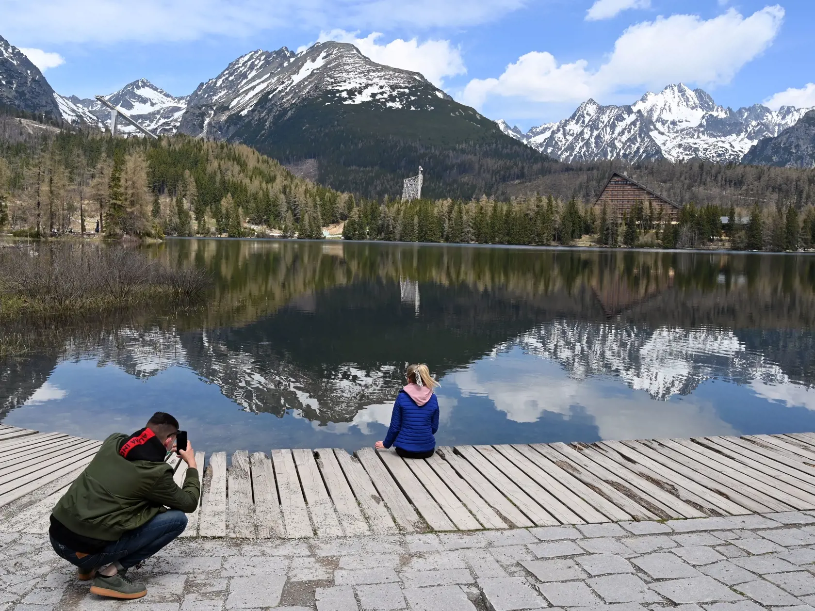 Na snímke turisti na Štrbskom plese vo Vysokých Tatrách 11. mája 2020. FOTO TASR - Roman Hanc