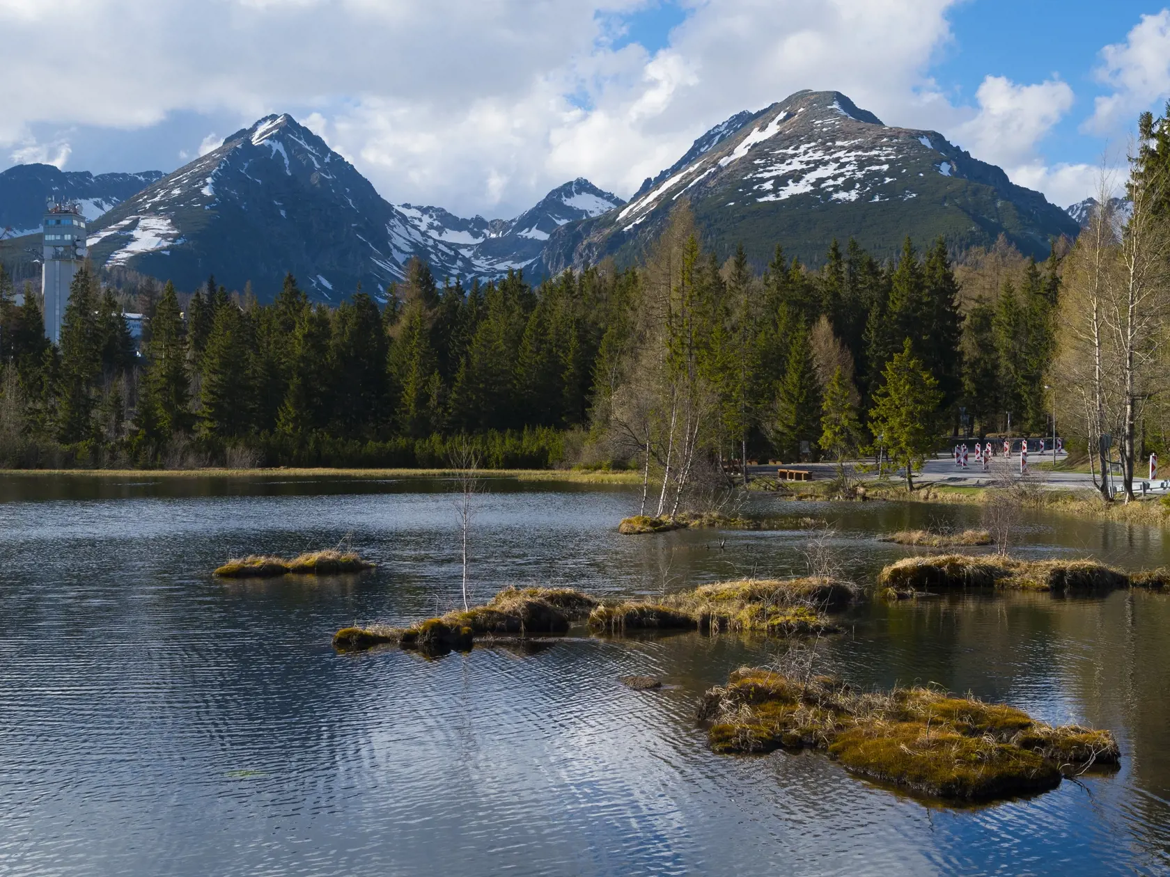 Nové Štrbské pleso pod známejším Štrbským plesom tiež poskytuje pekné pohľady na okolité tatranské štíty. oskytuje pekné pohľady na okolité tatranské štíty. Na snímke vľavo masív Soliska aj so zjazdovku, uprostred vzadu Štrbský štít a vpravo Patria. Štrbské Pleso, 14. mája 2020. FOTO TASR – Milan Kapusta  
