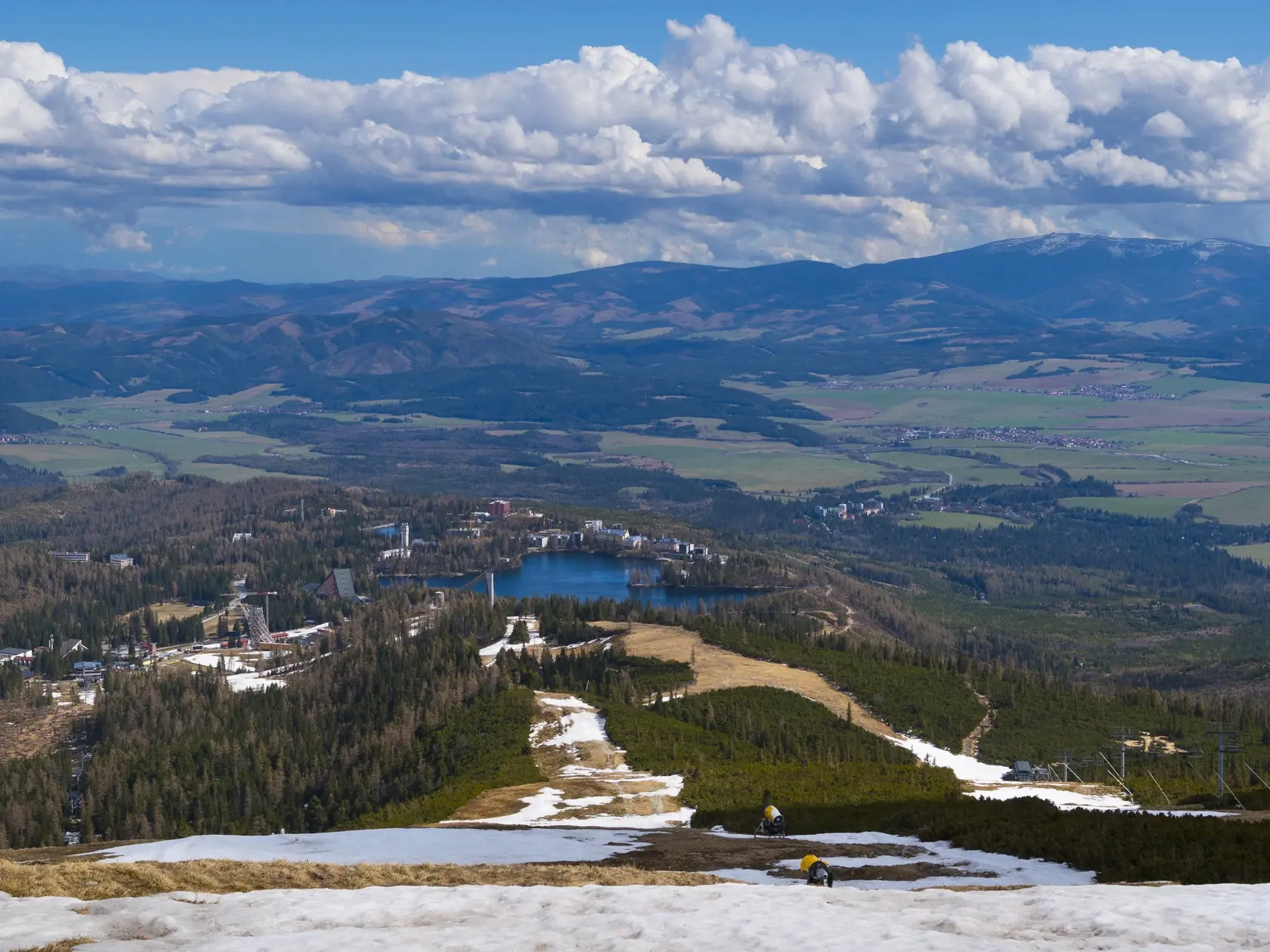 Lanovka zo Štrbského Plesa na Solisko začala letnú prevádzku pre peších turistov počas tohto víkendu (2.-3.mája). V prevádzke je zatiaľ počas májových víkendov vrátane štátnych sviatkov 1. až 3. mája a 8. až 10. mája. Lanovka z Tatranskej Lomnice na Skalnaté pleso a lanovka zo Starého Smokovca na Hrebienok je od začiatku v dennej prevádzke. Na snímke osada Štrbské Pleso, vpravo na horizonte vrch Kráľova hoľa (Nízke Tatry), pohľad od vrcholnej stanici lanovky zo Štrbského plesa na Solisko. Štrbsk