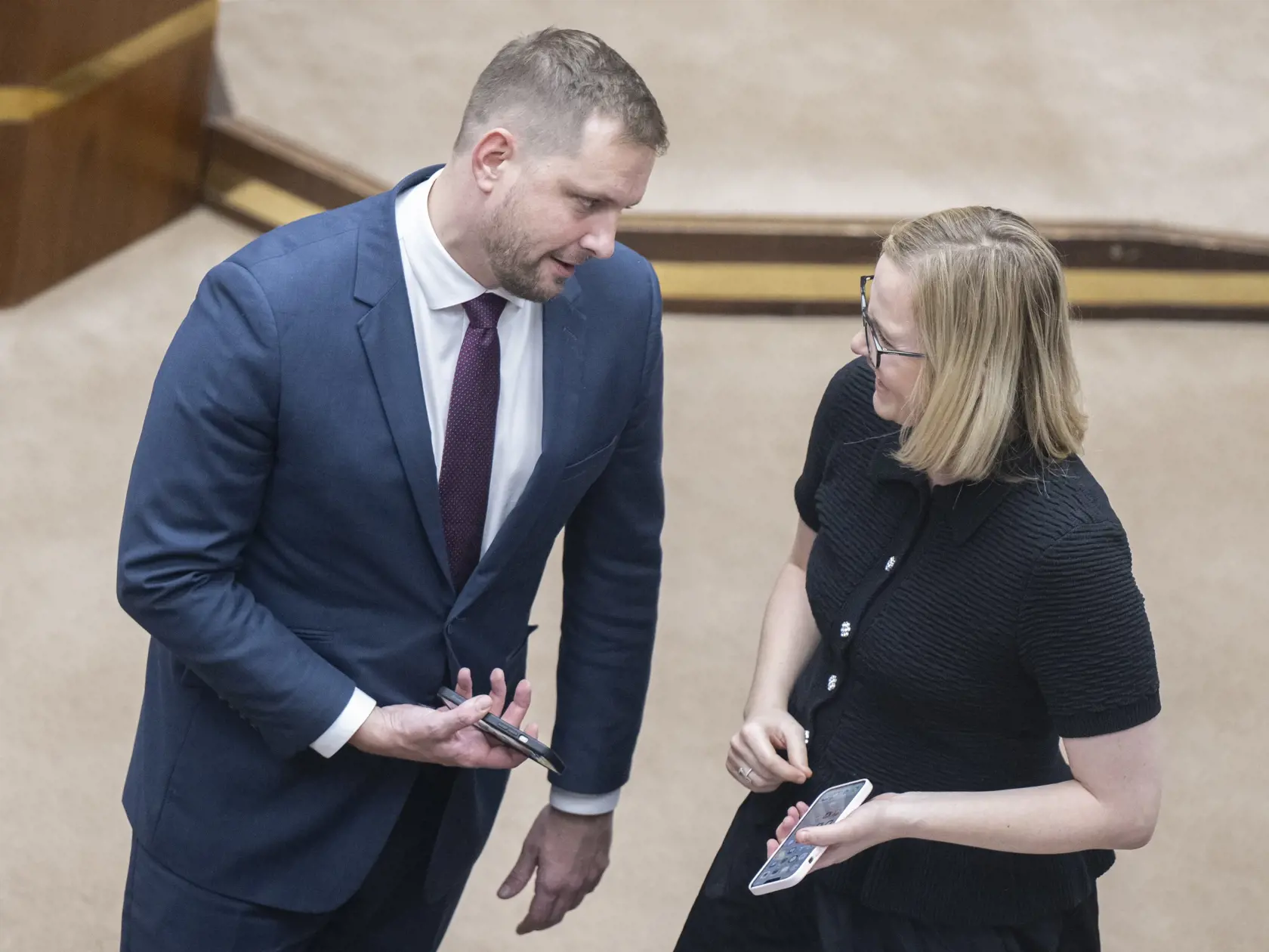 Poslankyňa NR SR Vladimíra Marcinková (SaS) a minister zdravotníctva SR Kamil Šaško (Hlas) počas 23. schôdze NR SR v utorok 26. novembra 2024 v Bratislave.