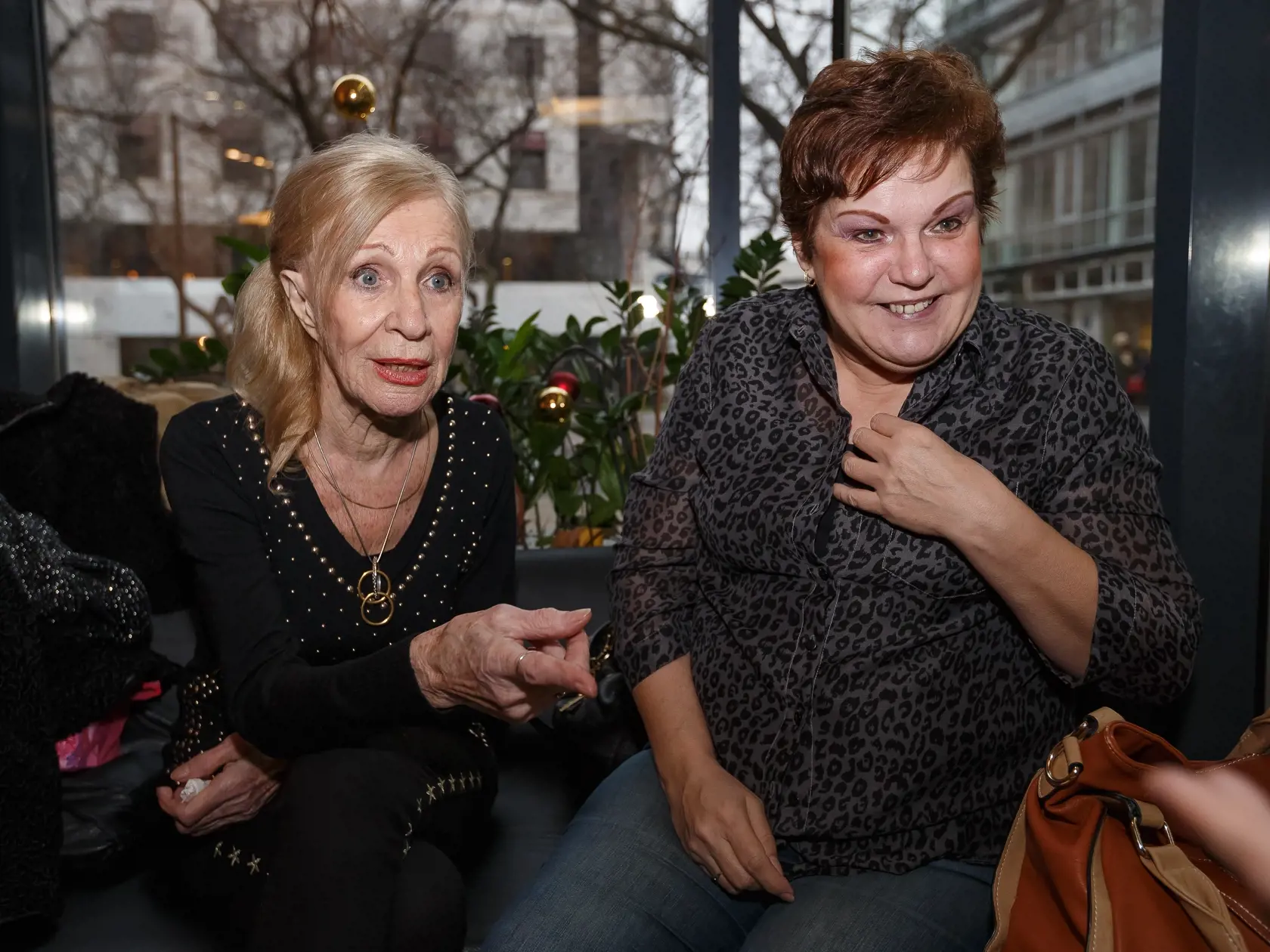 Marina Kralovicova pri rozhovore a stretnuti so zenou ktora kedysi vo filme Skalni v ofsajde hrala postavu Elenky Sekacovanej vtedy male dieta vlasnym menom Zuzka Cudrnakova