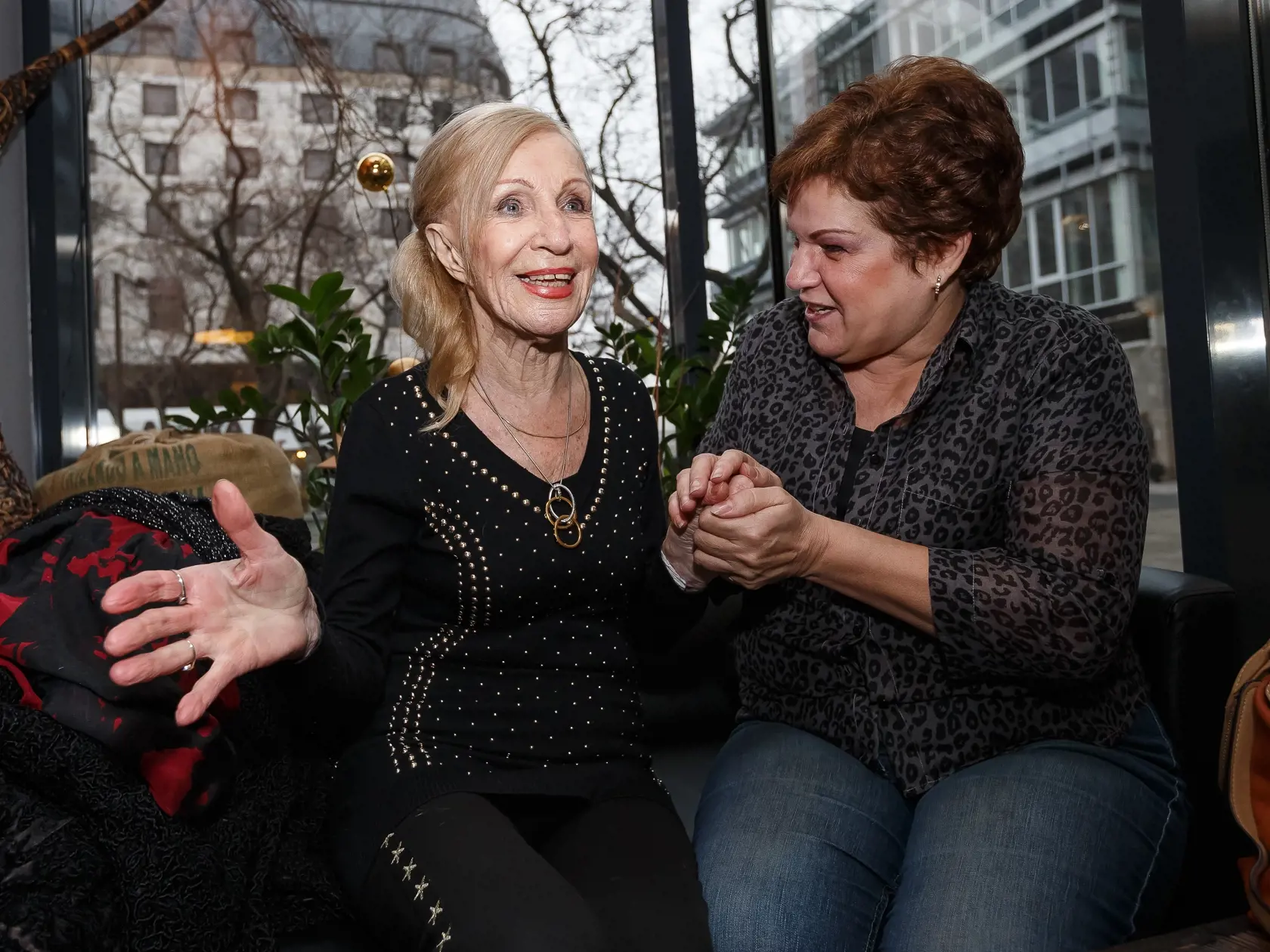 Marina Kralovicova pri rozhovore a stretnuti so zenou ktora kedysi vo filme Skalni v ofsajde hrala postavu Elenky Sekacovanej vtedy male dieta vlasnym menom Zuzka Cudrnakova