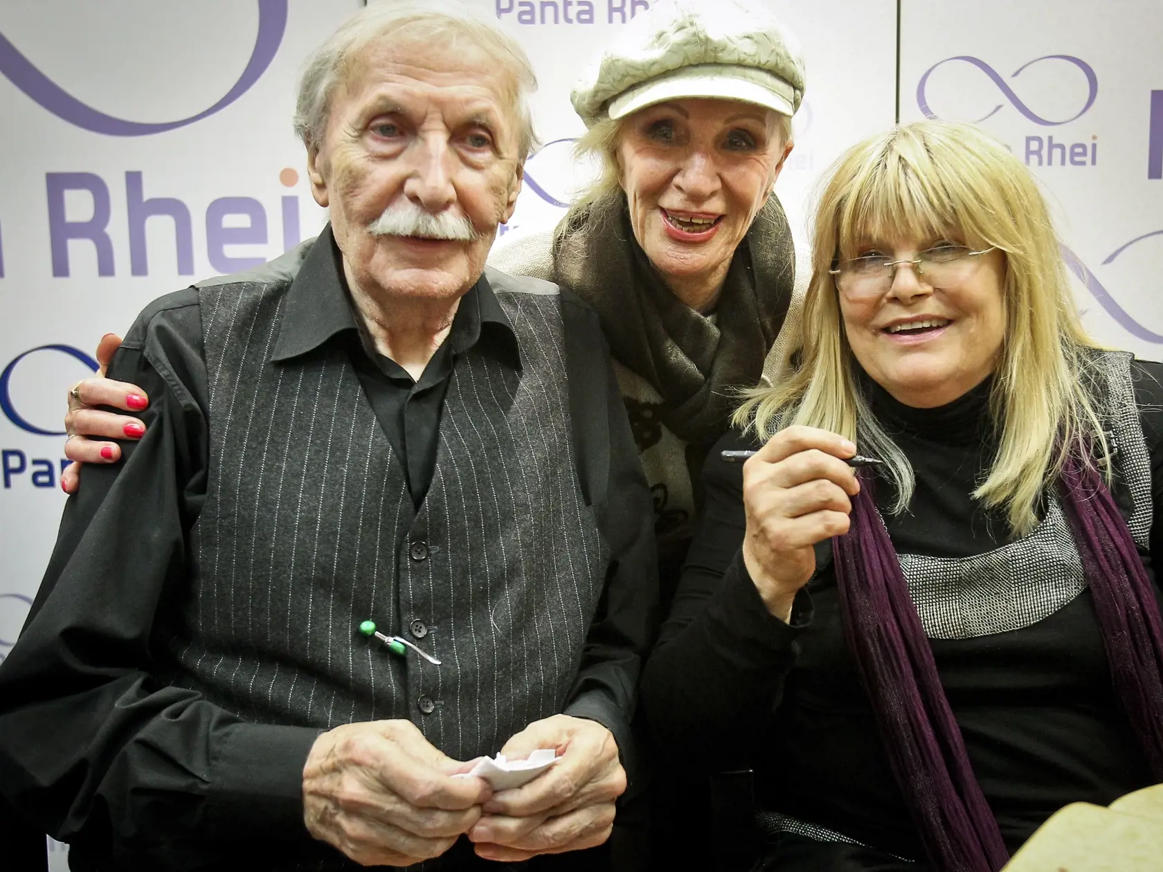 Na snimke zlava slovensky herec Ladislav Chudik, herecka Marina Kralovicova a spisovatelka Alena Chudikova pocas krstu novej knizky Aleny Chudikovej s nazvom Majdalenka v zahrade.