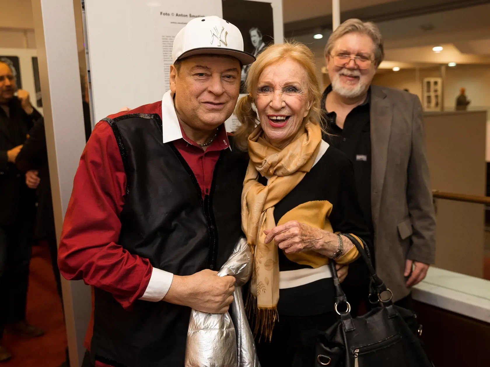 Mária Kráľovičová na vernisáži výstavy fotografií Antona Šmotláka.