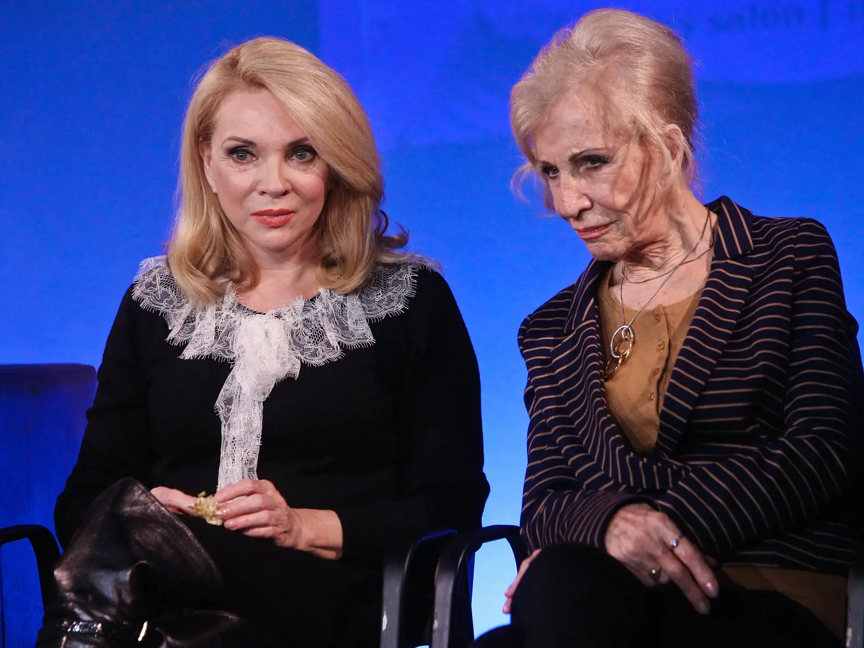Na snimke herecky Zdena Studenkova a Marina Kralovicova pocas tlacovej konferencie k pripravovanemu predstaveniu s nazvom Leni, inspirovanemu zivotom Leni Riefenstahl, reziserky filmu o 3.risi s nazvom Triumf vole a blizkej priatelky Adolfa Hitlera.