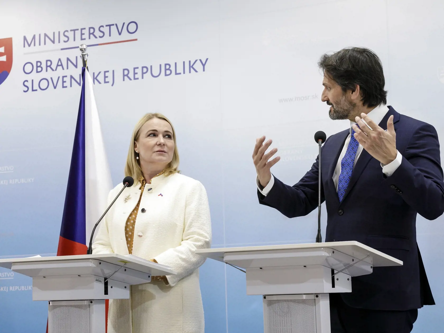 Na snímke podpredseda vlády a minister obrany SR Robert Kaliňák a ministerka obrany ČR Jana Černochová počas tlačovej konferencie pri príležitosti oficiálnej návštevy českej ministerky obrany na Slovensku v Bratislave 6. marca 2025. 