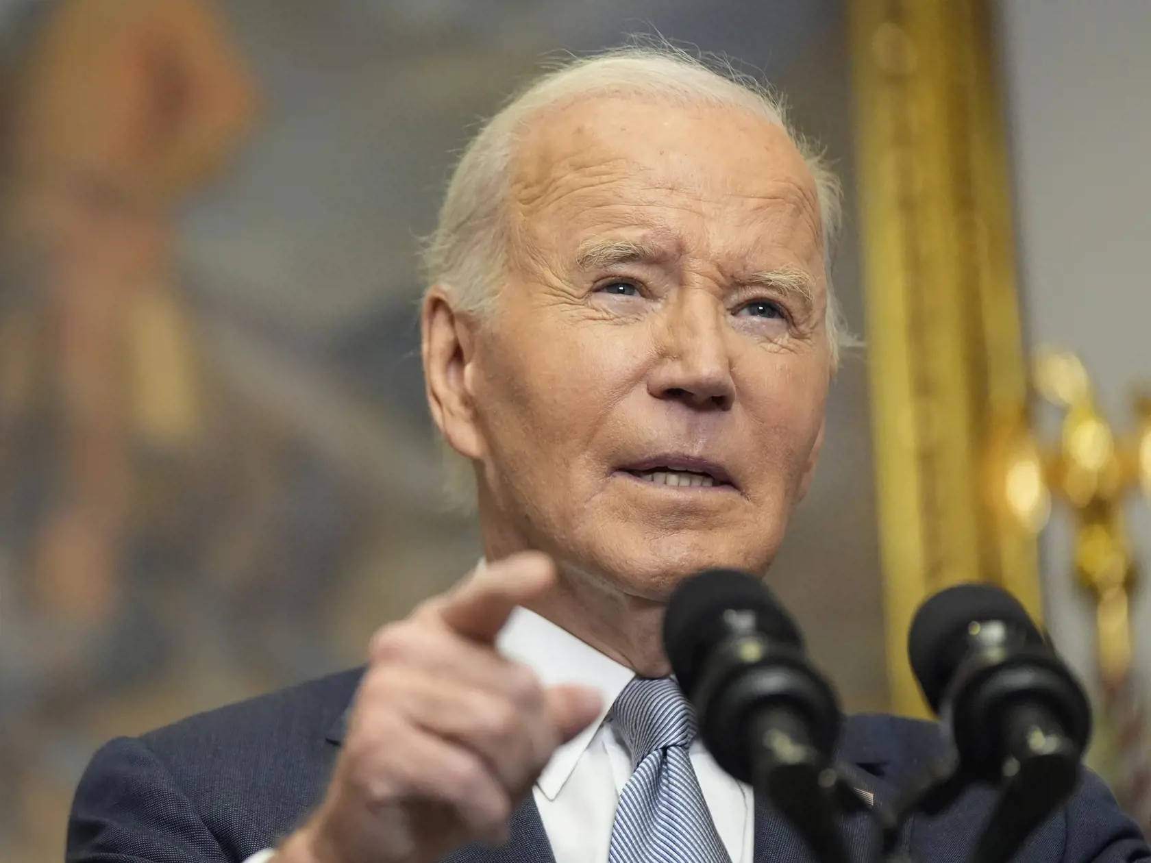 Americký prezident Joe Biden gestikuluje počas brífingu v Bielom dome vo Washingtone v nedeľu 8. decembra 2024. Biden v nedeľu vyhlásil, že vláda USA sa domnieva, že nezvestný americký novinár Austin Tice, ktorý zmizol pred 12 rokmi neďaleko sýrskeho hlavného mesta, je nažive. Dodal, že Washington je odhodlaný priviesť ho domov po tom, ako padol režim prezidenta Bašára Asada.