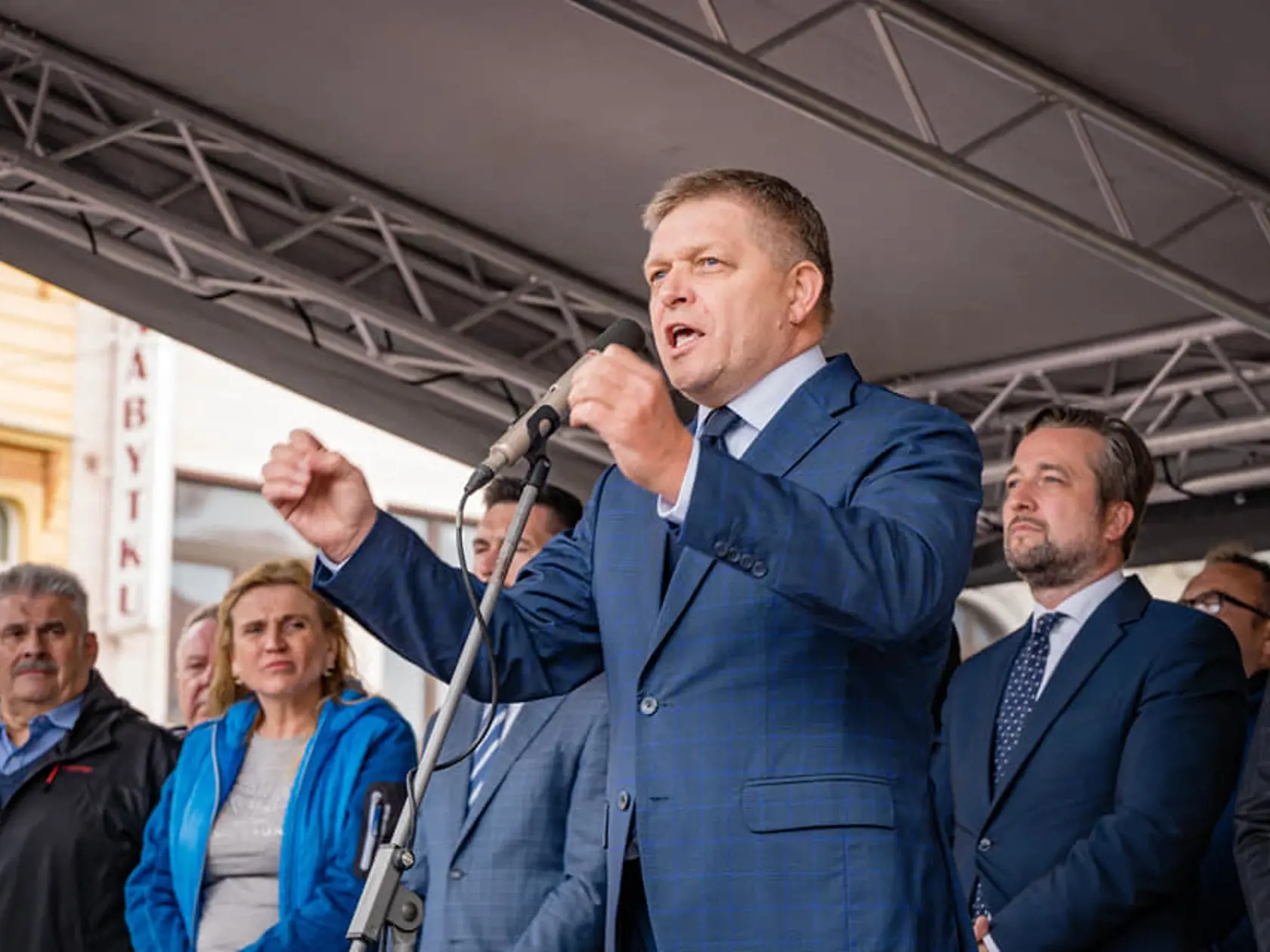 Robert Fico rád rečí na pódiách.