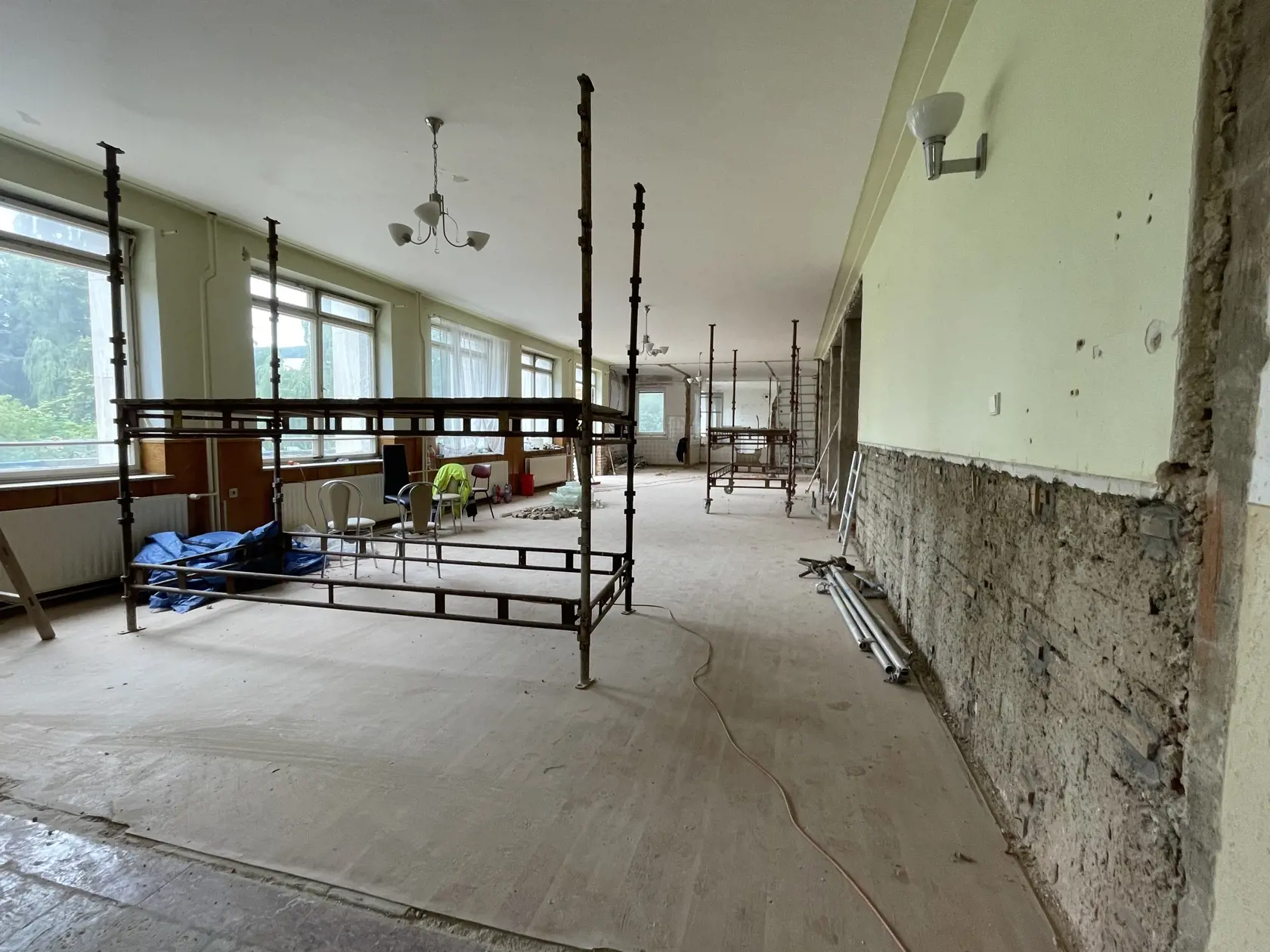 Kuchynský a jedálenský trakt Nemocnice s poliklinikou (NsP) Prievidza so sídlom v Bojniciach prejde komplexnou rekonštrukciou. Do stavebných prác a nového vybavenia investuje Trenčiansky samosprávny kraj (TSK) takmer šesť miliónov eur. Základný kameň stavby poklepali v pondelok, rekonštrukciu dokončia o rok. Na snímke priestory jedálenského a kuchynského traktu Nemocnice s poliklinikou Prievidza so sídlom v Bojniciach 10. júna 2024. FOTO TASR - Alexandra Moštková