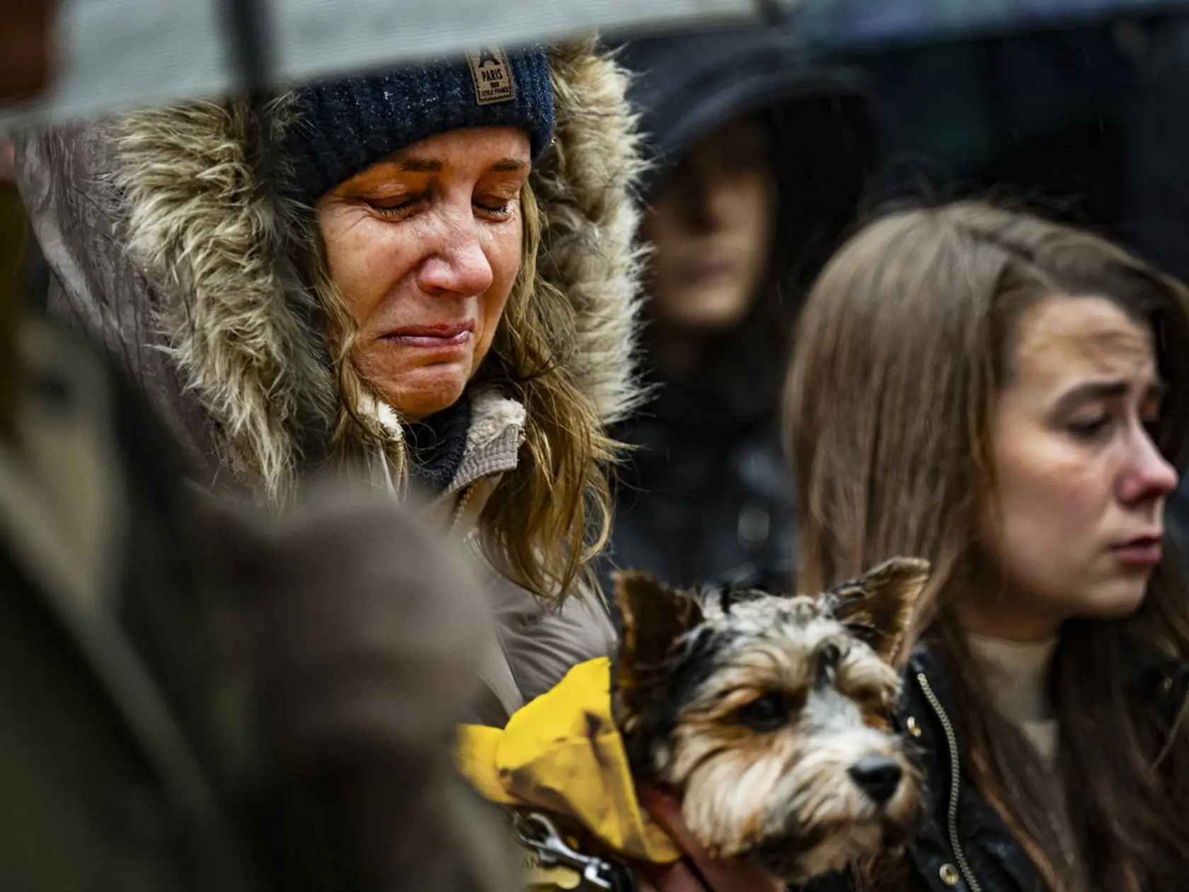 Trúchliacich neubúda, mnohí prišli rukou strelca o priateľov či príbuzných.