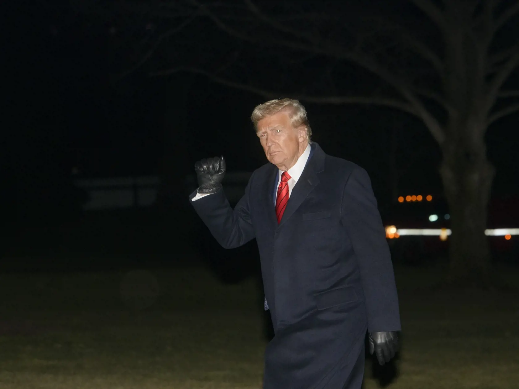 Americký prezident Donald Trump máva po vystúpení z lietadla pri Bielom dome vo Washingtone v pondelok 27. januára 2025.