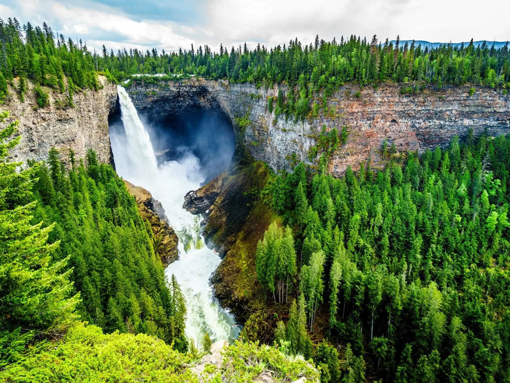 Vodopády Helmcken, Britská Kolumbia, Kanada.