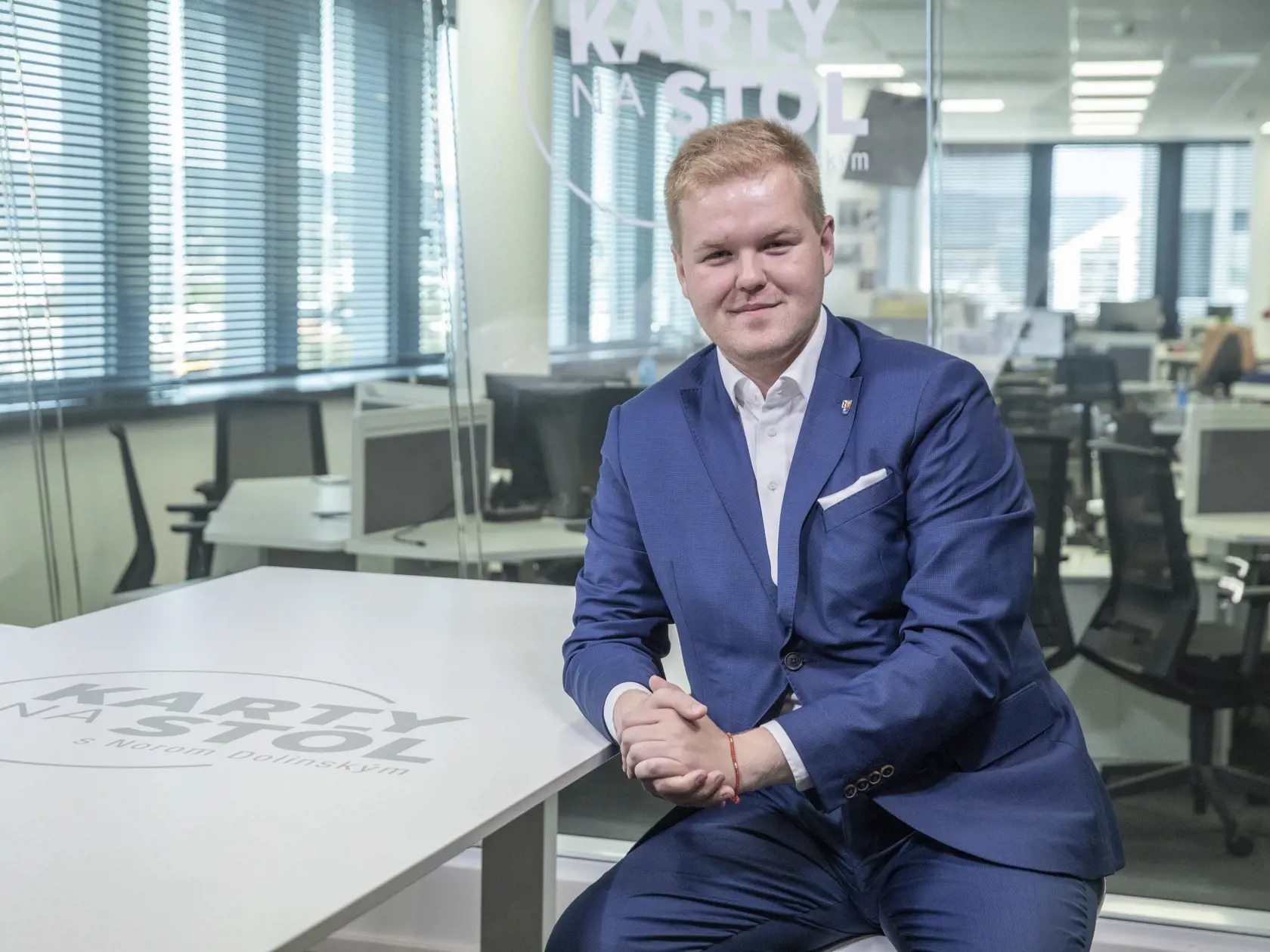 Najmladší poslanec NR SR Michal Bartek (Hlas-SD) pri nakrúcaní relácie "Karty na stôl" v štúdiu Plus JEDEN DEŇ. Zároveň pôsobí ako podpredseda Trenčianskeho samosprávneho kraja. Pri svojej poslaneckej práci sa angažuje v Osobitnom kontrolnom výbore pre činnosť NBÚ, v Zahraničnom výbore a vo Výbore pre obranu a bezpečnosť.