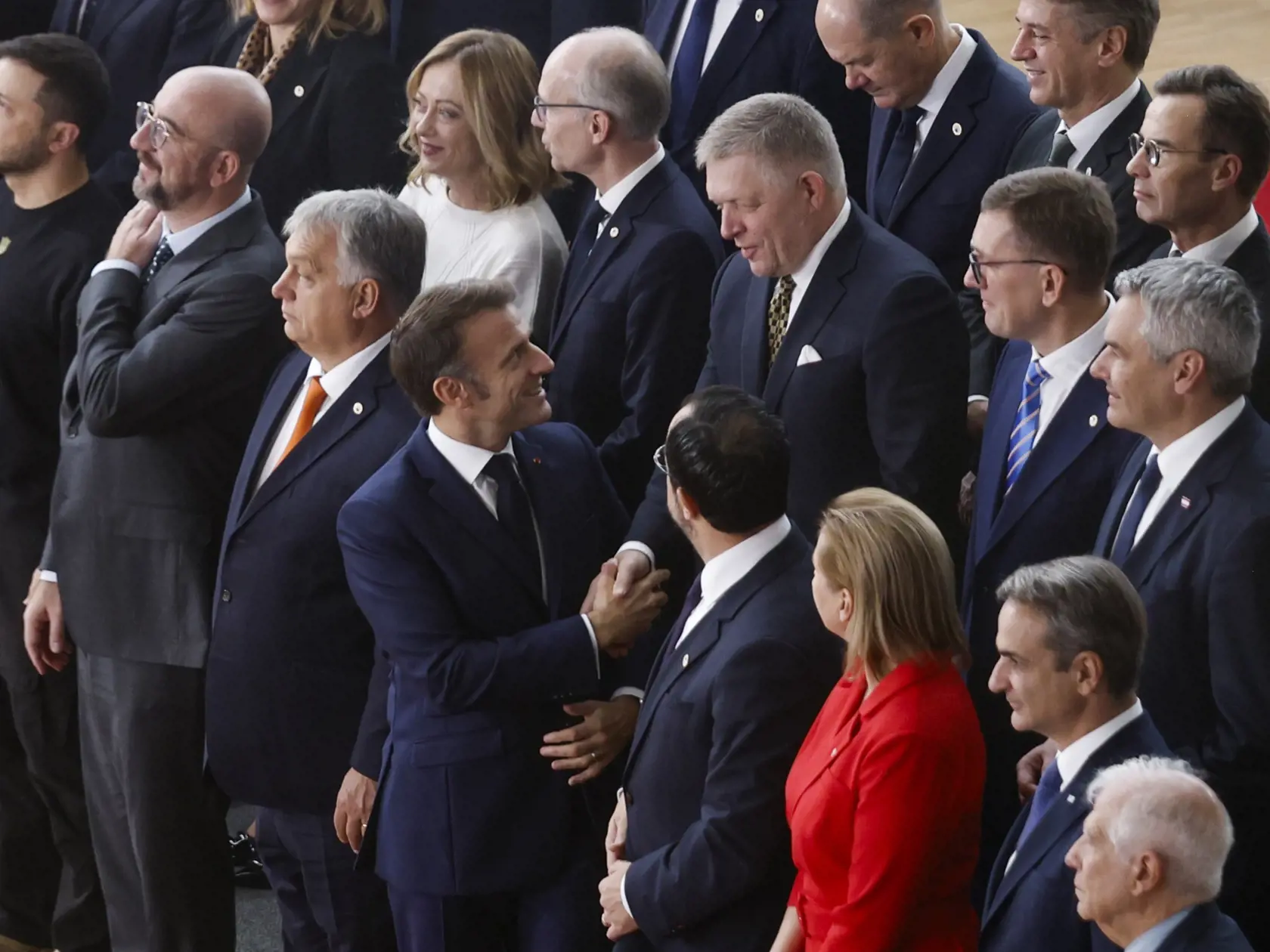 JB 20 Brusel - Francúzsky prezident Emmanuel Macron (uprostred vpredu) si podáva ruku s premiérom SR Robertom Ficom (v druhom rade tretí sprava) počas spoločného fotenia pred summitom EÚ v Bruseli 17. októbra 2024. Samit Európskej rady je naplánovaný na štvrtok a piatok (18. 10.). Hlavnými témami sú vojna na Ukrajine, vývoj na Blízkom východe, migrácia, konkurencieschopnosť a klíma. Vo svetle udalostí môžu vedúci predstavitelia EÚ riešiť aj konkrétne otázky zahraničnej politiky vrátane situácie v Gruzínsku, Moldavsku, Venezuele a Sudáne. Lídri EÚ sa budú venovať ďalšej vojenskej podpore pre Kyjev, preskúmajú pokrok v dodávkach systémov protivzdušnej obrany, munície a rakiet. Diskutovať majú aj o využívaní výnosov zo zmrazených ruských aktív v prospech Ukrajiny a o tom, ako posilniť ukrajinský energetický sektor a jeho kritickú infraštruktúru pred blížiacou sa zimou.
Rokovať budú aj o najnovšom vývoji na Blízkom východe, najmä o kritickej eskalácii násilia v regióne. Budú hľadať spôsoby, ako dosiahnuť okamžité prímerie pozdĺž libanonsko-izraelskej hranice a v Pásme Gazy či prepustenie všetkých rukojemníkov. FOTO TASR/AP 

French President Emmanuel Macron, center, shakes hands with Slovakia's Prime Minister Robert Fico as they arrive with EU leaders for a group photo during an EU summit in Brussels, Thursday, Oct. 17, 2024. (AP Photo/Omar Havana)