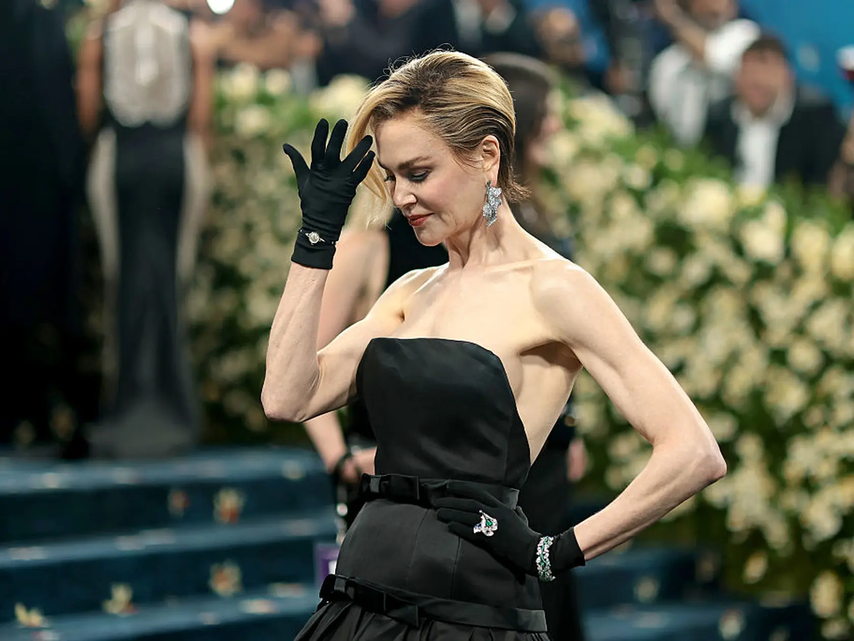 Nicole Kidman na Met Gala prekvapila novým účesom. Spredu to vyzeralo, že má vlasy zopnuté dozadu, keď sa otočila, bolo jasné, že dlhé vlasy sú minulosťou. 