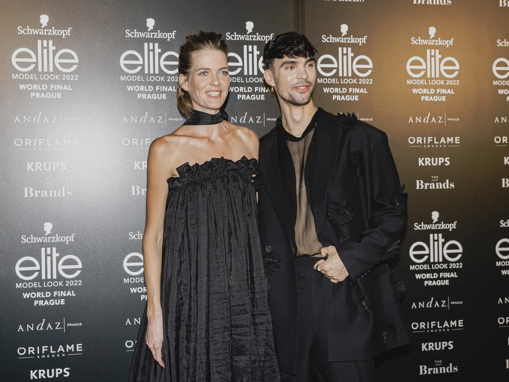 Na snímke Michaela Hlaváčková a Adam Pavlovčin počas svetového finále Schwarzkopf Elite Model Look 2022 v Španielskej sále Pražského hradu.