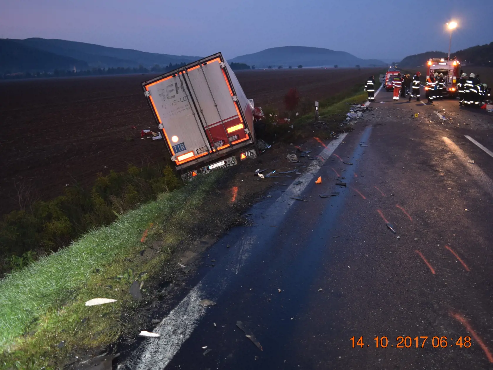K nehode došlo na rovnej ceste pri Nitrici. Kamión zišiel z cesty.
