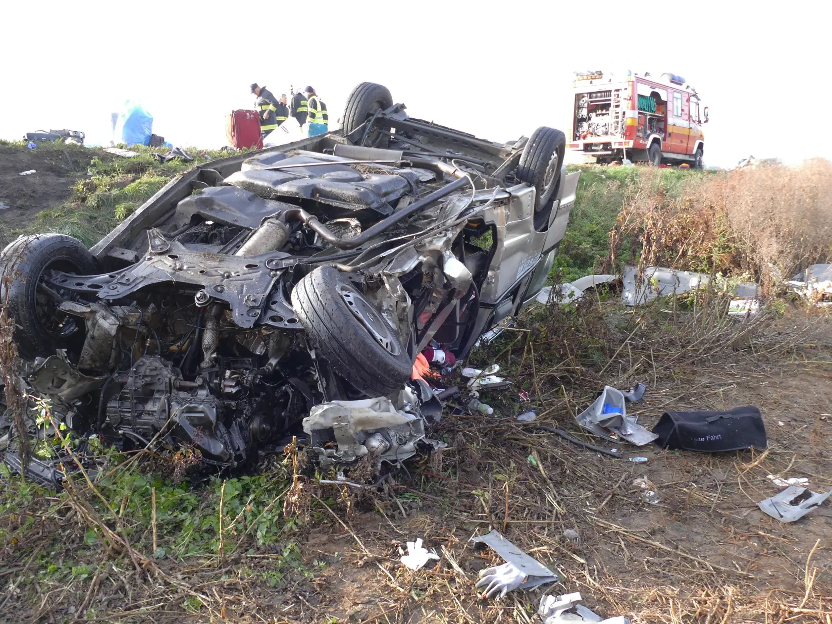 Auto skončilo za cestou na druhej strane.