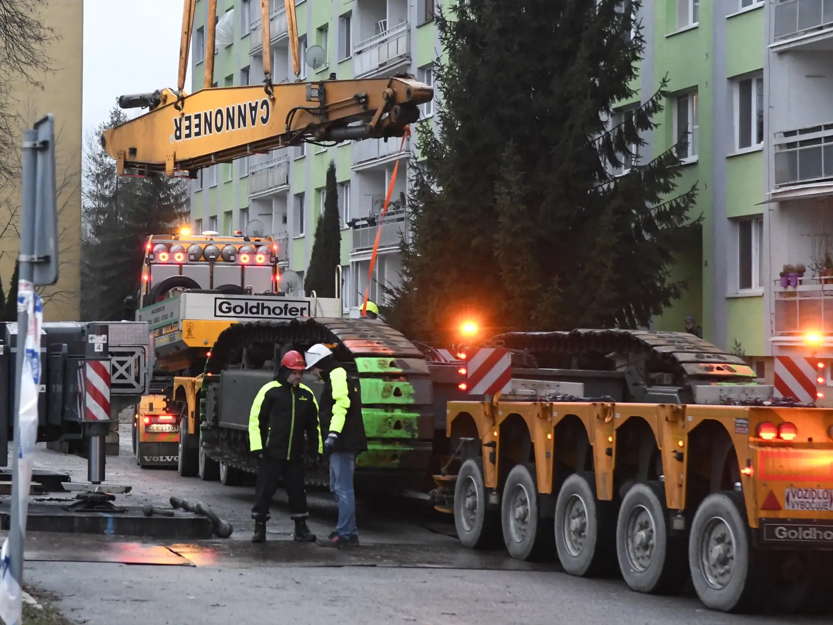 Na snímke skladanie jednotlivých dielov stavebného demolačného stroja na Mukačevskej ulici v Prešove, ktorým budú búrať bytovku po výbuchu plynu. Nadrozmerný náklad stavebného stroja dorazil z Českej republiky do Prešova popoludní 13. decembra 2019.  Výbuch plynu a následný požiar v 12-podlažnej bytovke na prešovskom sídlisku 6. decembra neprežilo sedem ľudí a jedna osoba je nezvestná. Bytovka je zničená, svoje domovy museli dočasne opustiť aj obyvatelia viacerých okolitých domov. FOTO TASR – Mi