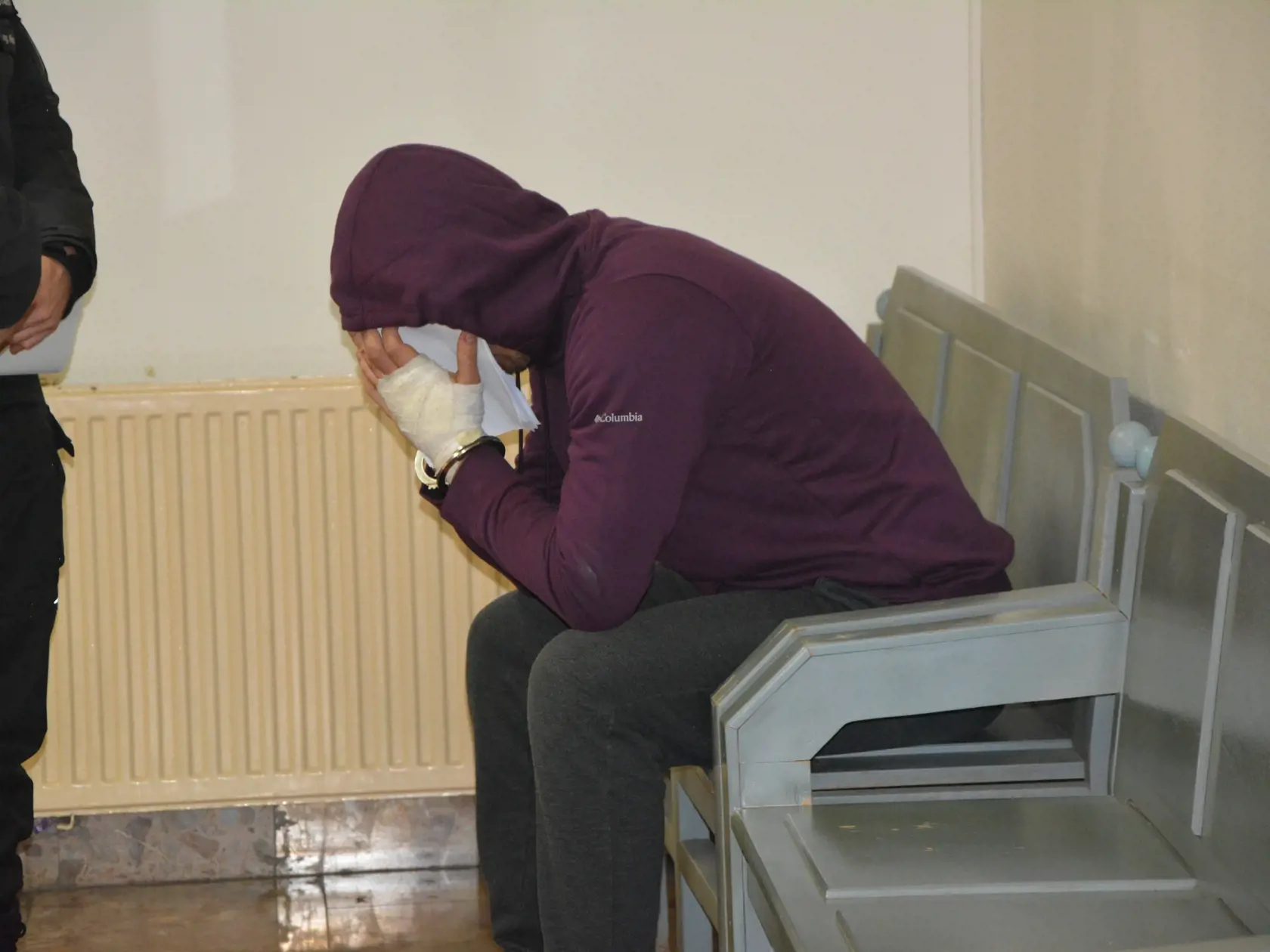 Troch robotníkov z prešovskej firmy - živnostníkov Jána (31), Mareka (30) a jeho brata Ondreja (28) vzal súd do kolúznej väzby. Vinia ich zo všeobecného ohrozenia v súvislosti s piatkovým výbuchom prešovskej bytovky. Pracovali na zemných prácach pre elektrárne, zrejme prekopali plynové potrubie a neprivolali plynárov.