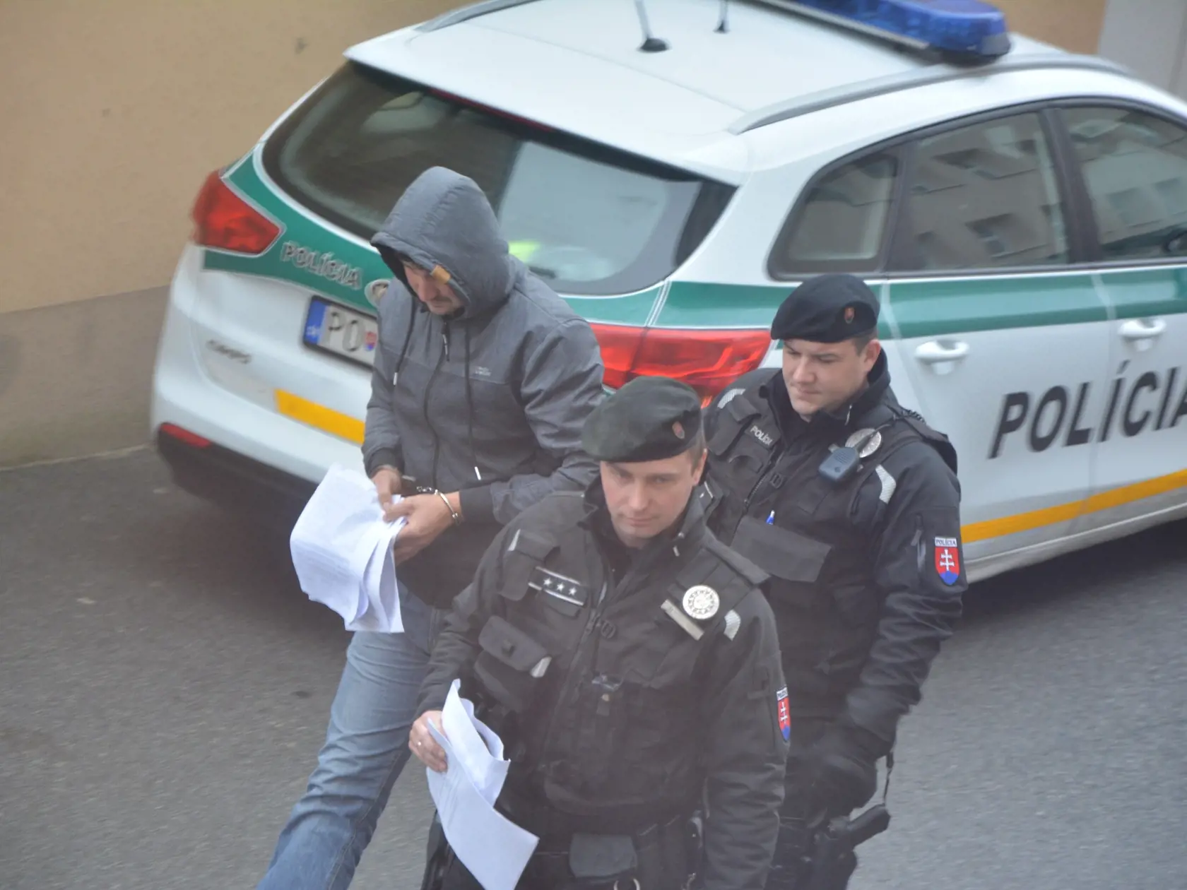 Troch robotníkov z prešovskej firmy - živnostníkov Jána (31), Mareka (30) a jeho brata Ondreja (28) vzal súd do kolúznej väzby. Vinia ich zo všeobecného ohrozenia v súvislosti s piatkovým výbuchom prešovskej bytovky. Pracovali na zemných prácach pre elektrárne, zrejme prekopali plynové potrubie a neprivolali plynárov.