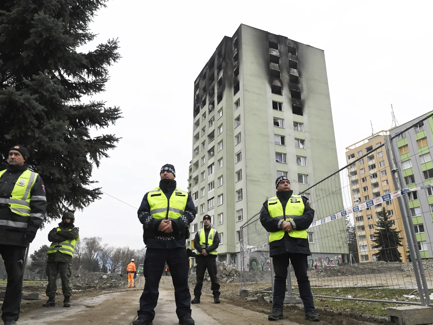 Na snímke práce okolo obytného domu po výbuchu plynu a požiari v Prešove na Mukačevskej ulici. Prešov, 12. decembra 2019. FOTO TASR – František Iván