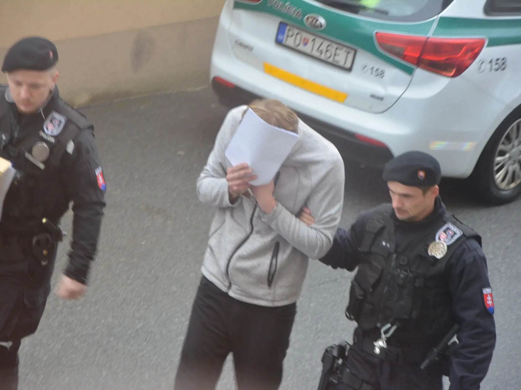 Troch robotníkov z prešovskej firmy - živnostníkov Jána (31), Mareka (30) a jeho brata Ondreja (28) vzal súd do kolúznej väzby. Vinia ich zo všeobecného ohrozenia v súvislosti s piatkovým výbuchom prešovskej bytovky. Pracovali na zemných prácach pre elektrárne, zrejme prekopali plynové potrubie a neprivolali plynárov.