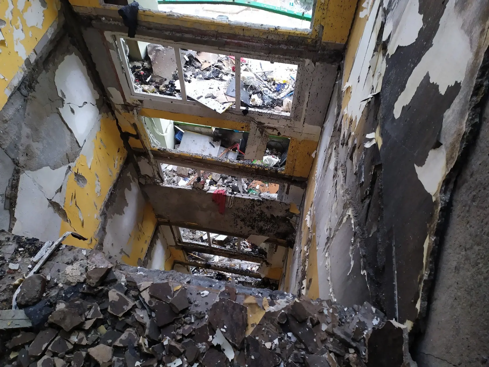 Po výbuchu sa prepadlo celé schodisko. Ľudia na vrchných poschodiach sa tak nemali ako zachrániť.