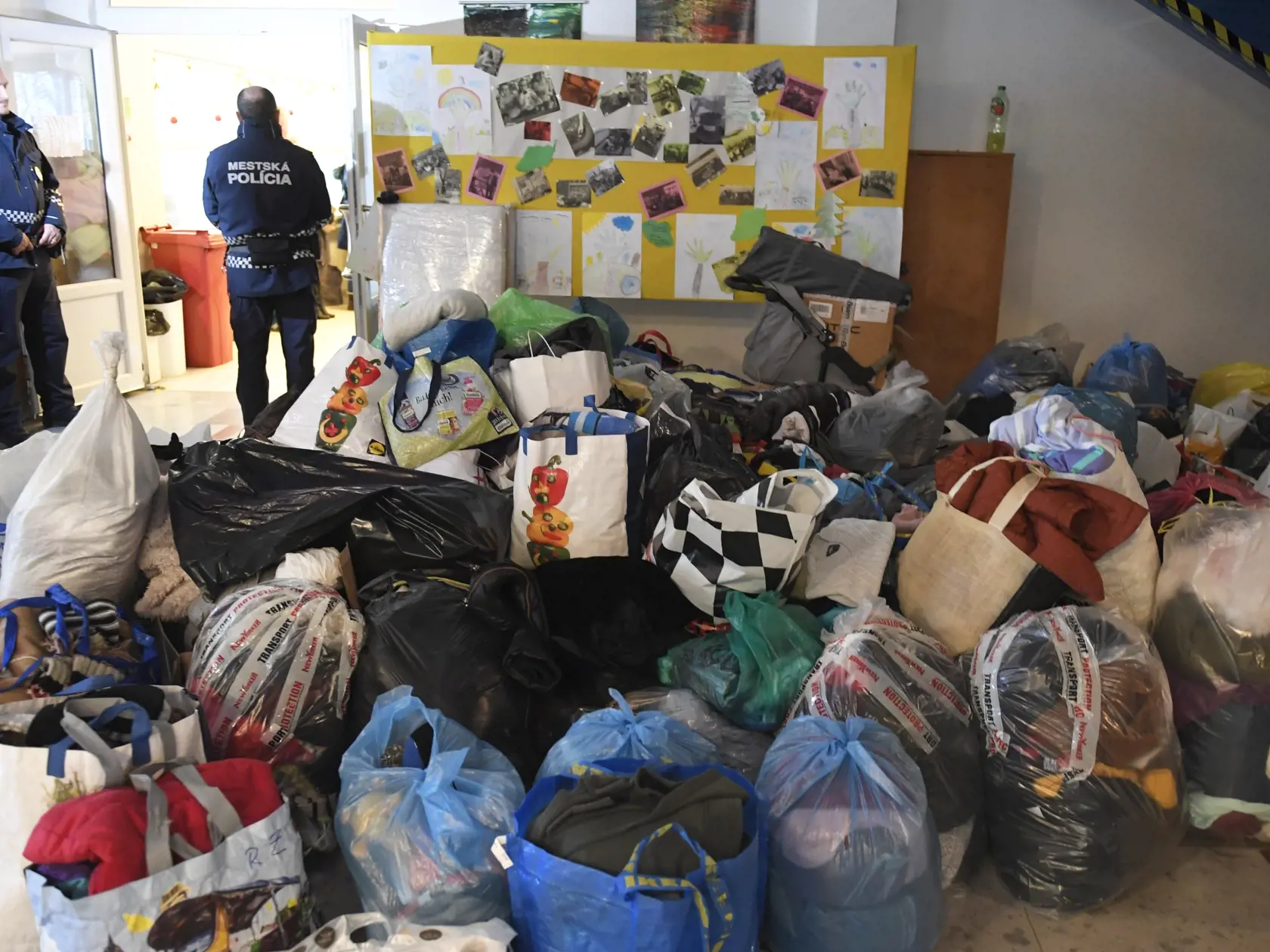 Na snímke Centrum sociálneho zabezpečenia v priestoroch ZŠ Prostějovská v Prešove 7. decembra 2019. Centrum slúži pre ľudí zo zhoreného bytového domu. Požiar mal vzniknúť po výbuchu horných poschodí 12-podlažnej bytovky v piatok pred 12.15 h. Polícia zatiaľ potvrdila päť obetí, 40 ľudí bolo zranených.  FOTO TASR - František Iván