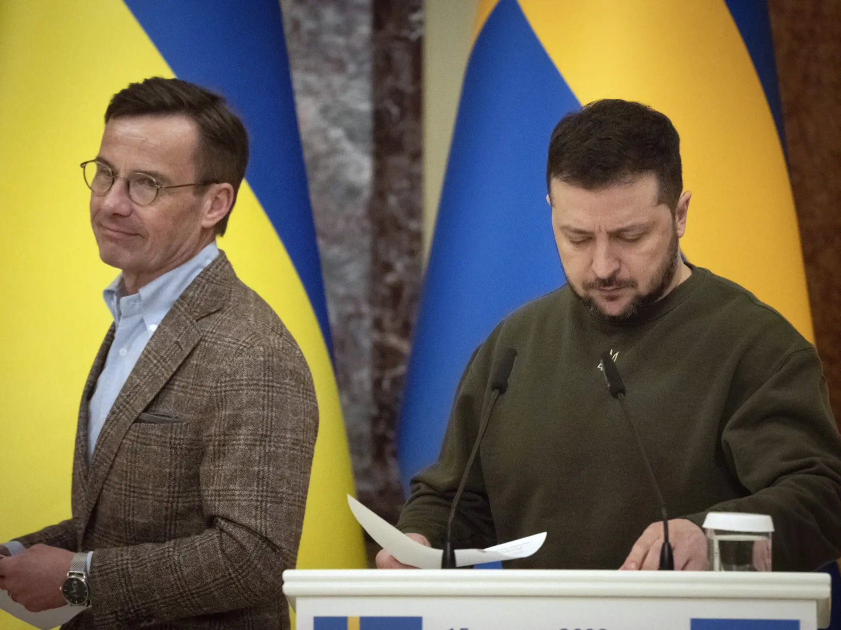 WA 39 Kyjev - Ukrajinský prezident Volodymyr Zelenskyj (vpravo) a švédsky premiér Ulf Kristersson prichádzajú na spoločnú tlačovú konferenciu v Kyjeve v stredu 15. februára 2023. FOTO TASR/AP 

 
Ukrainian President Volodymyr Zelenskyy, right, and Swedish Prime Minister Ulf Kristersson arrive to hold a joint news conference in Kyiv, Ukraine, Wednesday, Feb. 15, 2023. (AP Photo/Efrem Lukatsky)