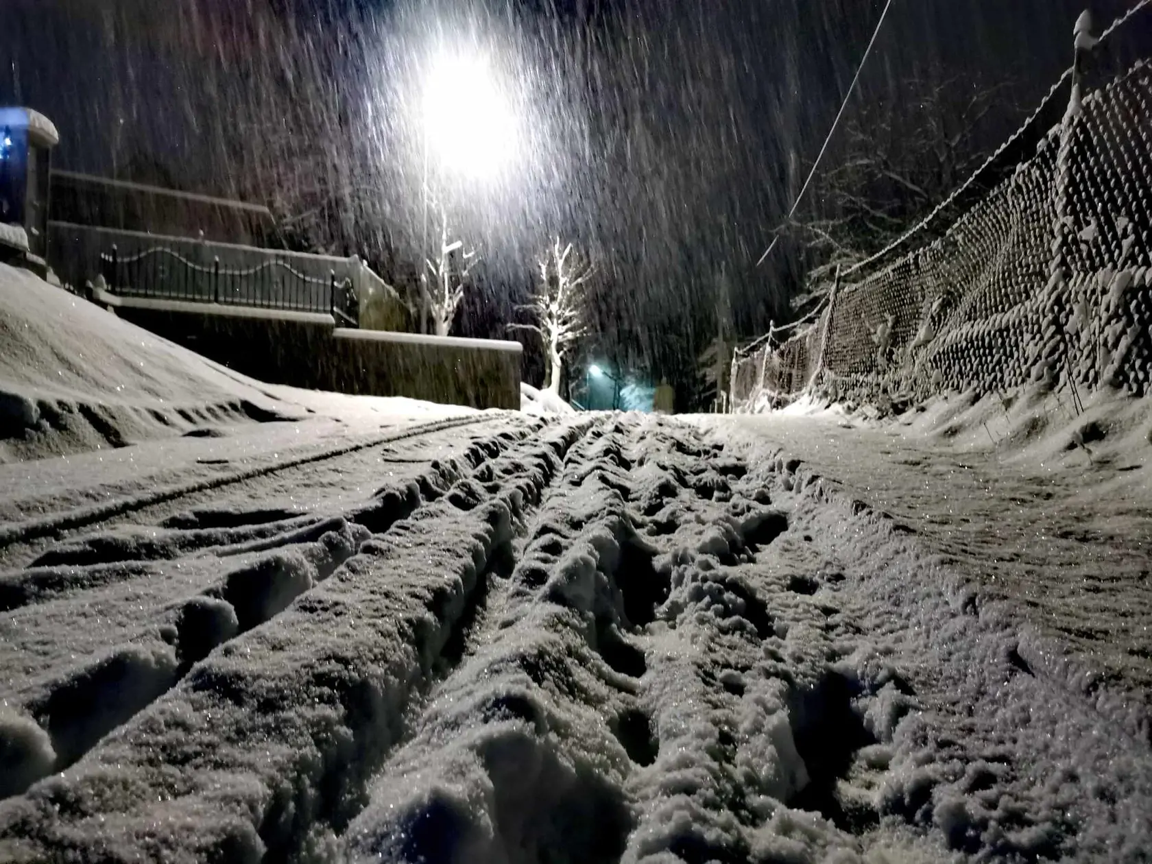 V obci Petrova Lehota napadlo obrovské množstvo snehu, 20- 30 centimetrov.