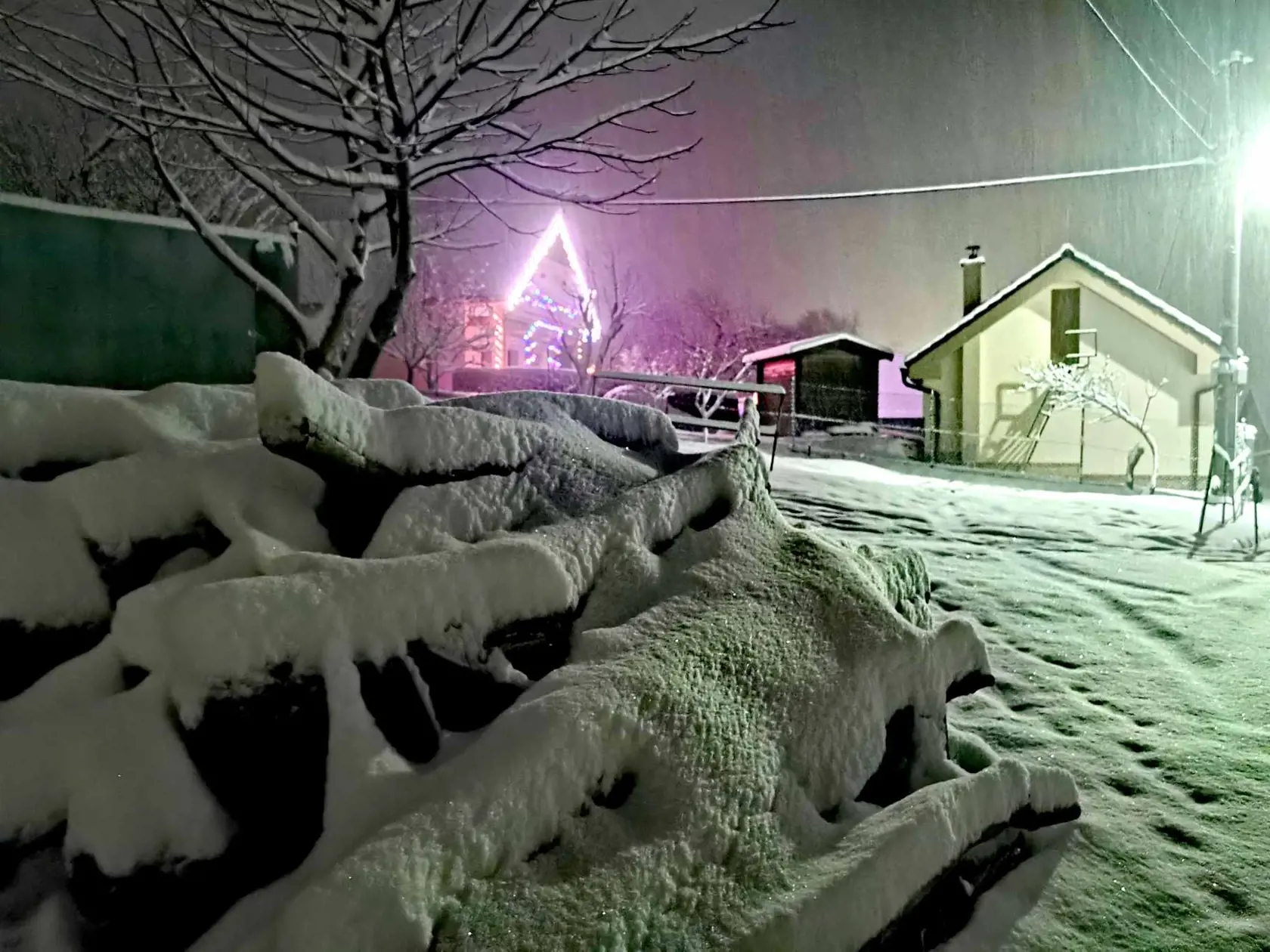 V obci Petrova Lehota napadlo obrovské množstvo snehu, 20- 30 centimetrov.