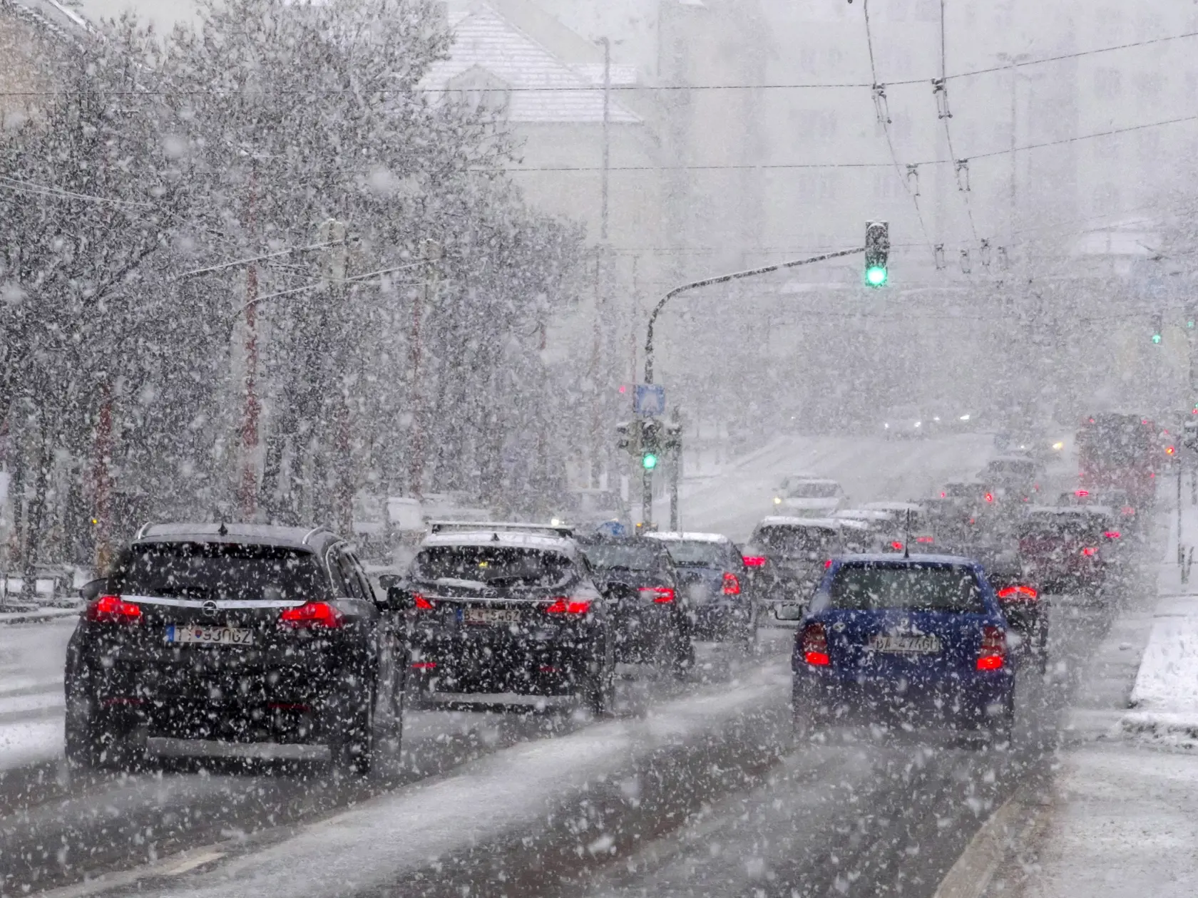 Na snímke autá jazdia počas hustého sneženia po Karpatskej ulici v Bratislave 23. decembra 2023. FOTO TASR - Dano Veselský