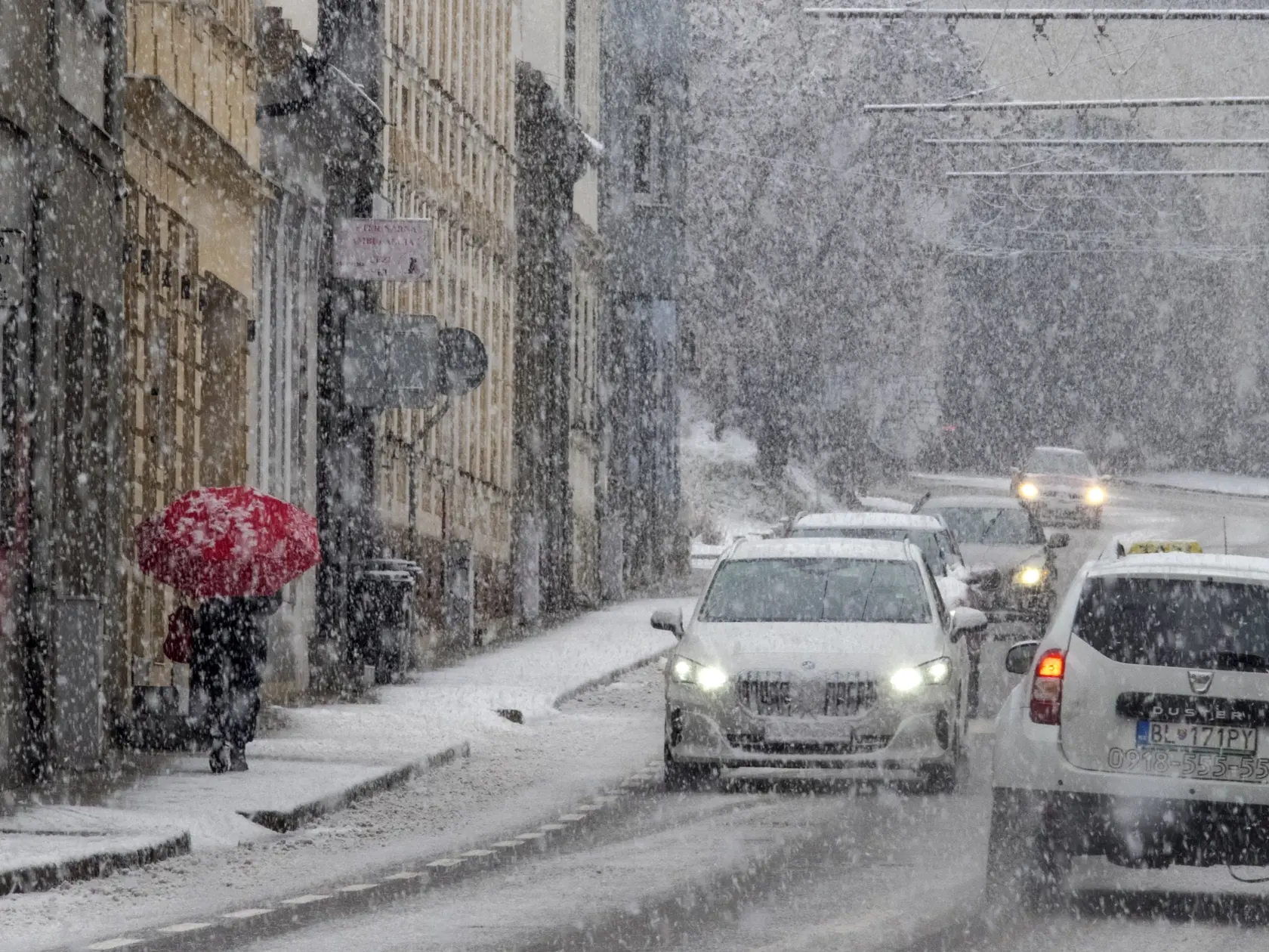 Na snímke autá jazdia počas hustého sneženia po Karpatskej ulici v Bratislave 23. decembra 2023. FOTO TASR - Dano Veselský