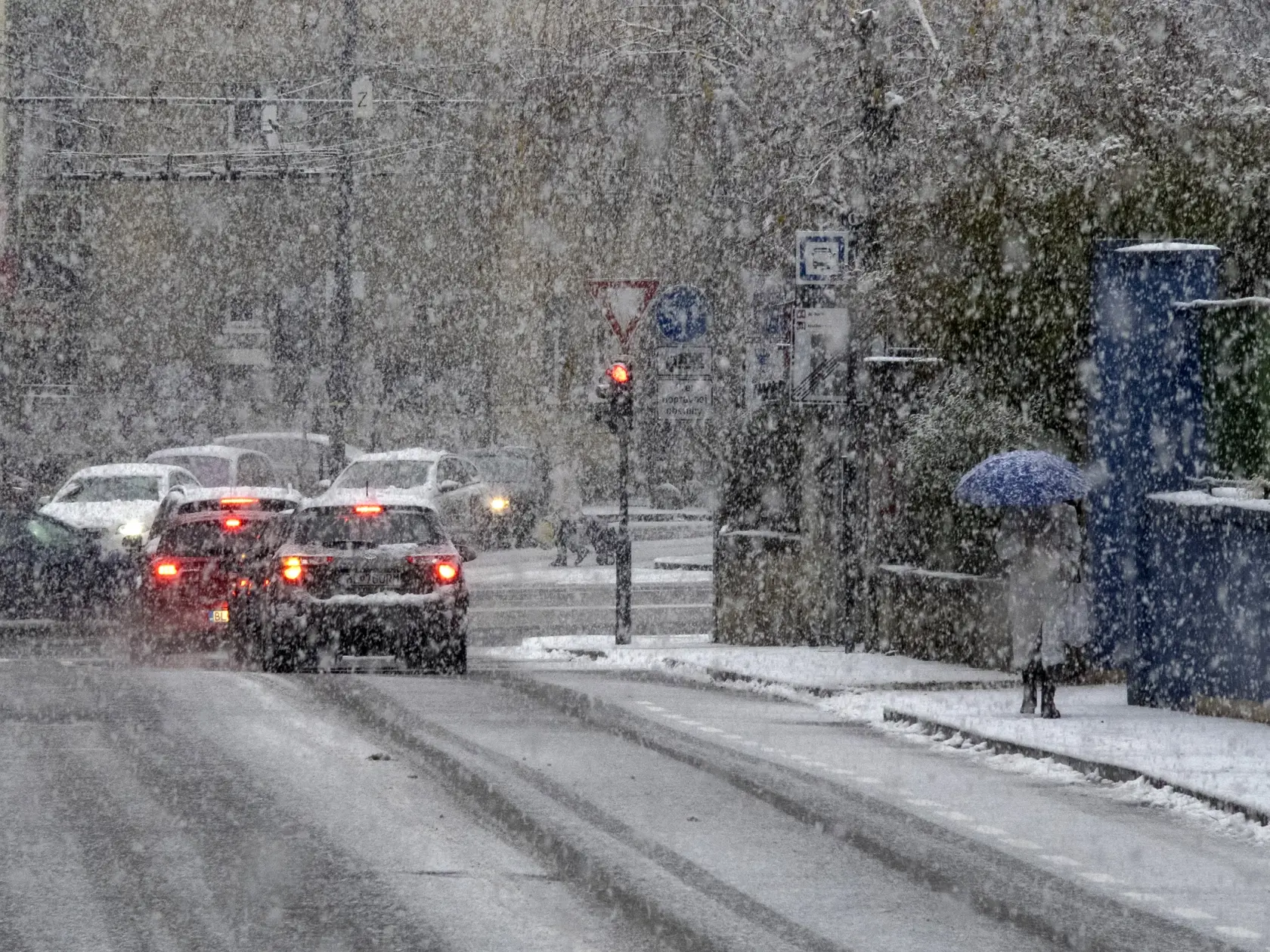 Na snímke autá jazdia počas hustého sneženia po Karpatskej ulici v Bratislave 23. decembra 2023. FOTO TASR - Dano Veselský