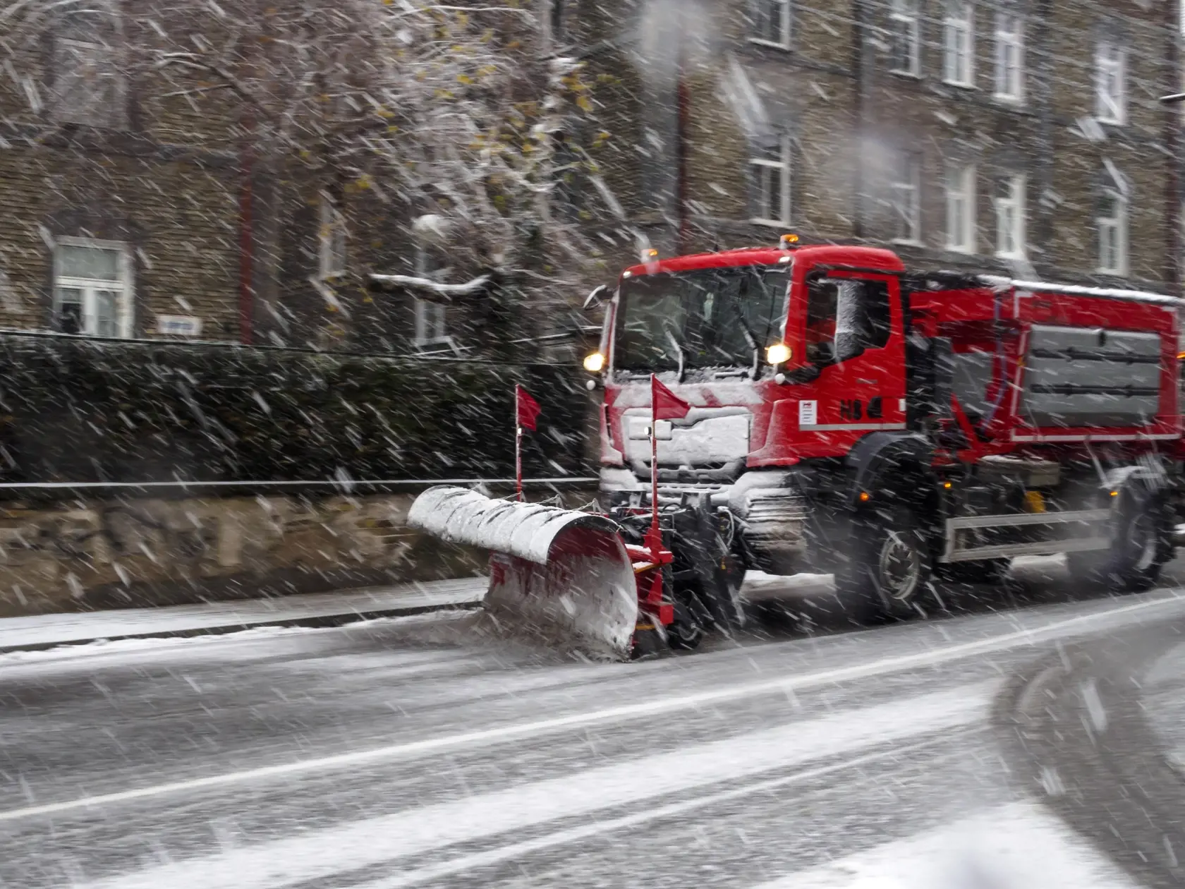 Na snímke auto zimnej údržby jazdí počas hustého sneženia po Karpatskej ulici v Bratislave 23. decembra 2023. FOTO TASR - Dano Veselský