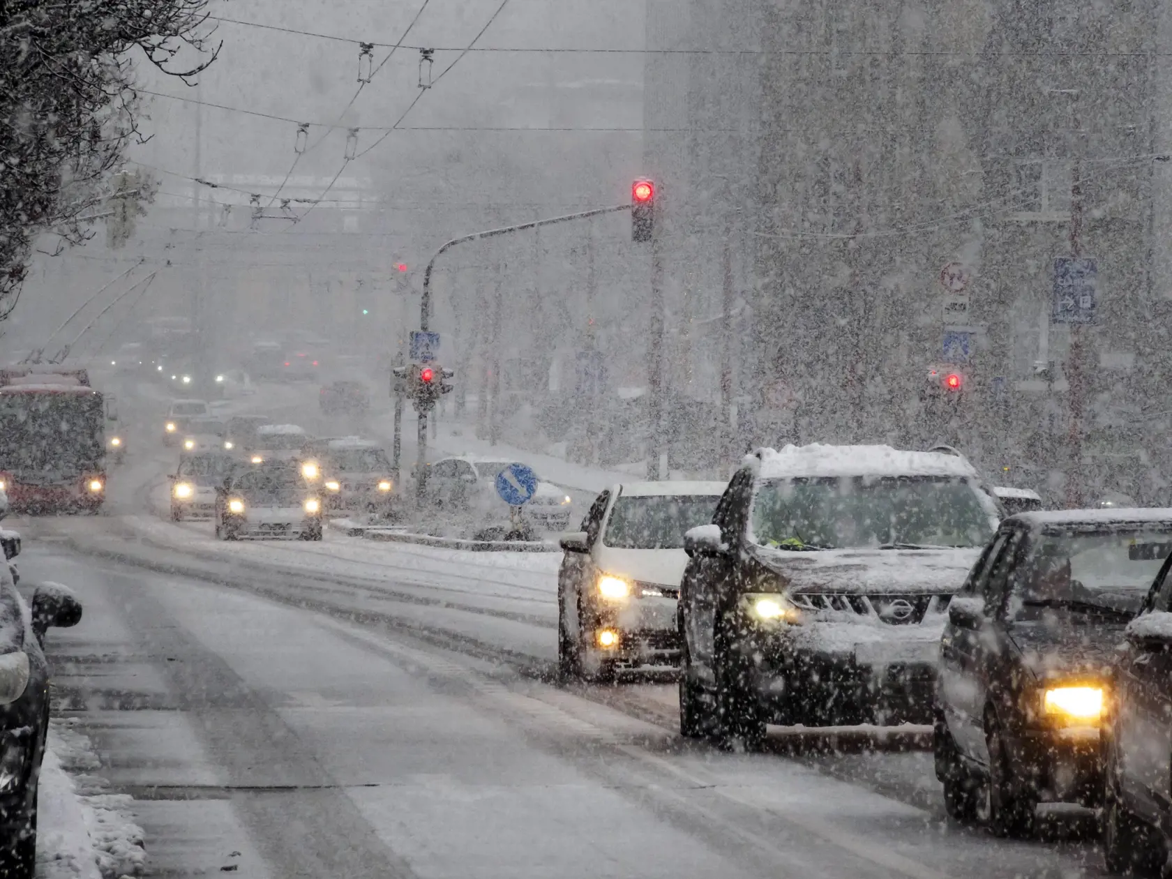 Na snímke autá jazdia počas hustého sneženia po Karpatskej ulici v Bratislave 23. decembra 2023. FOTO TASR - Dano Veselský