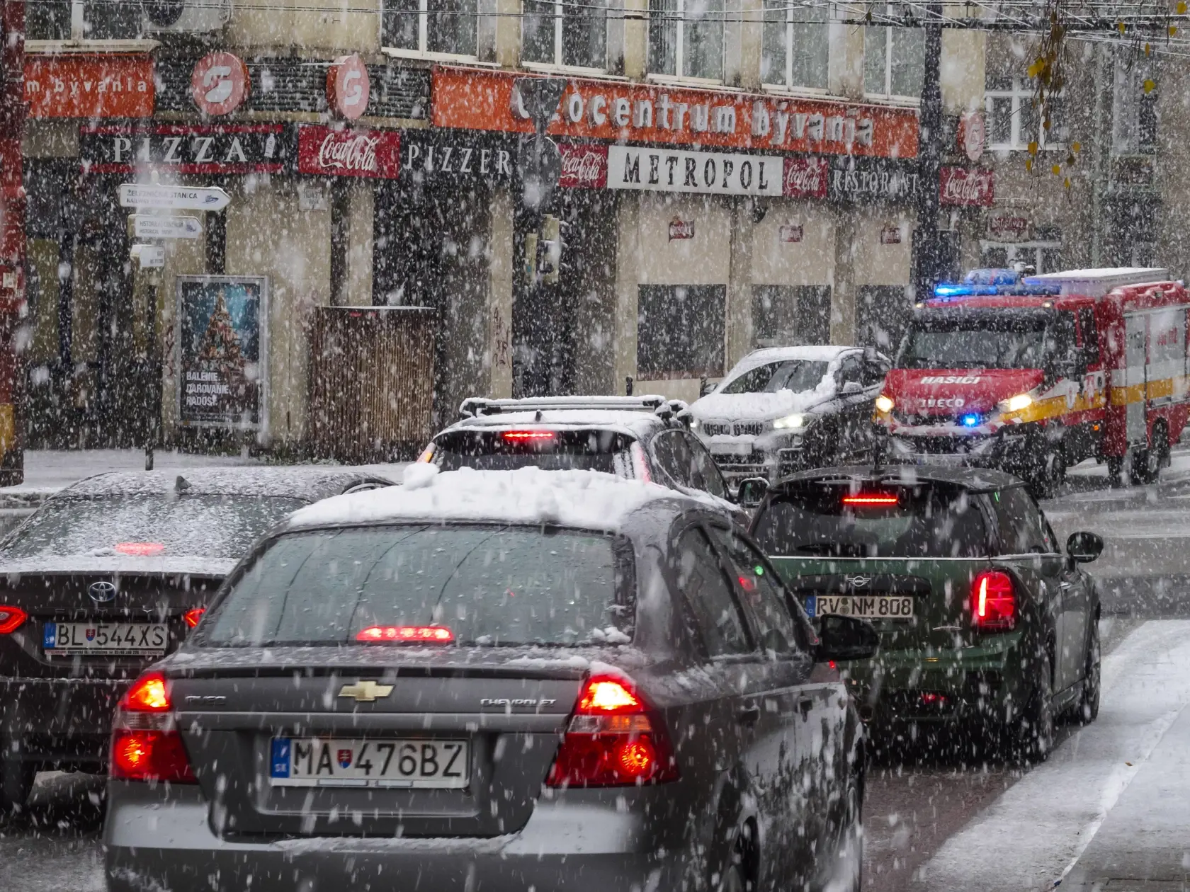 Na snímke autá jazdia počas hustého sneženia po Karpatskej ulici v Bratislave 23. decembra 2023. FOTO TASR - Dano Veselský