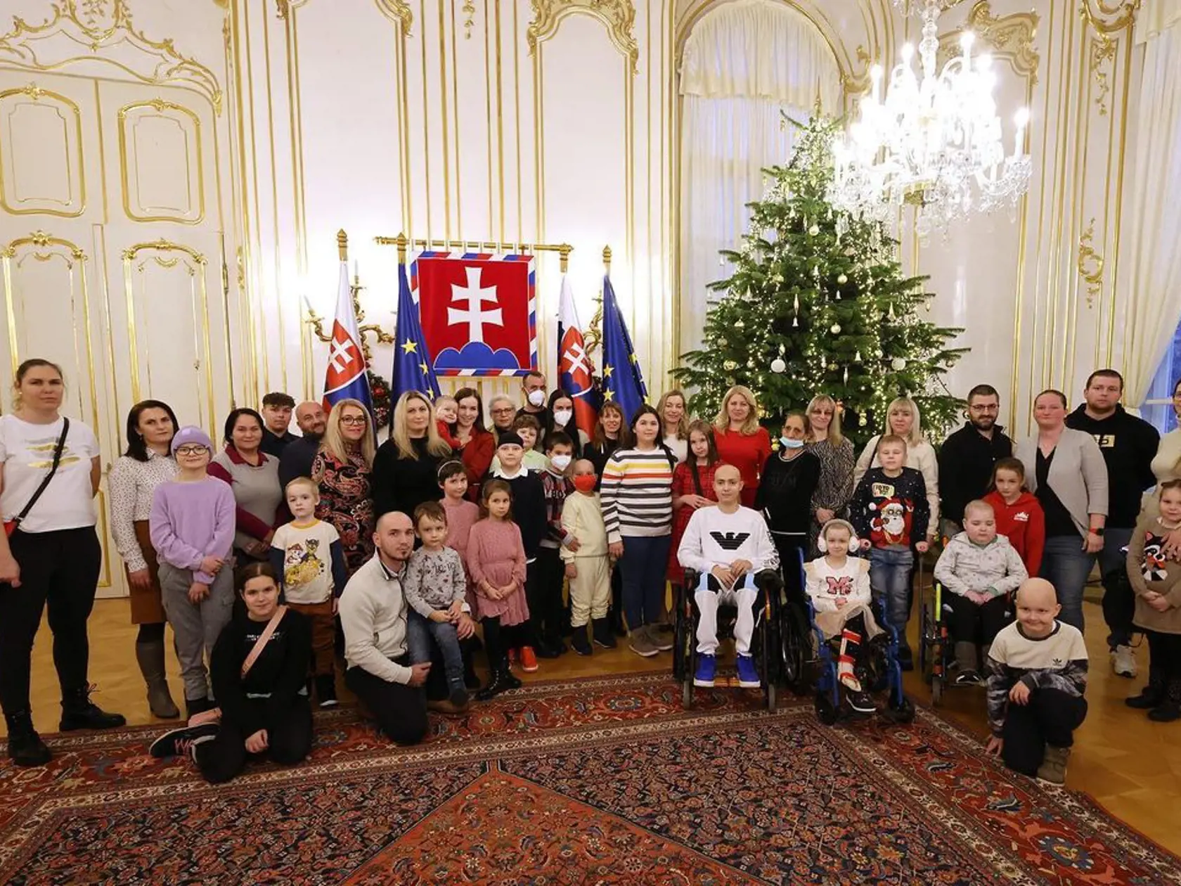 Zuzana pozvala do prezidentského paláca zdobiť stromček detičky z detskej onkológie. Aha, aký je prekrásny.