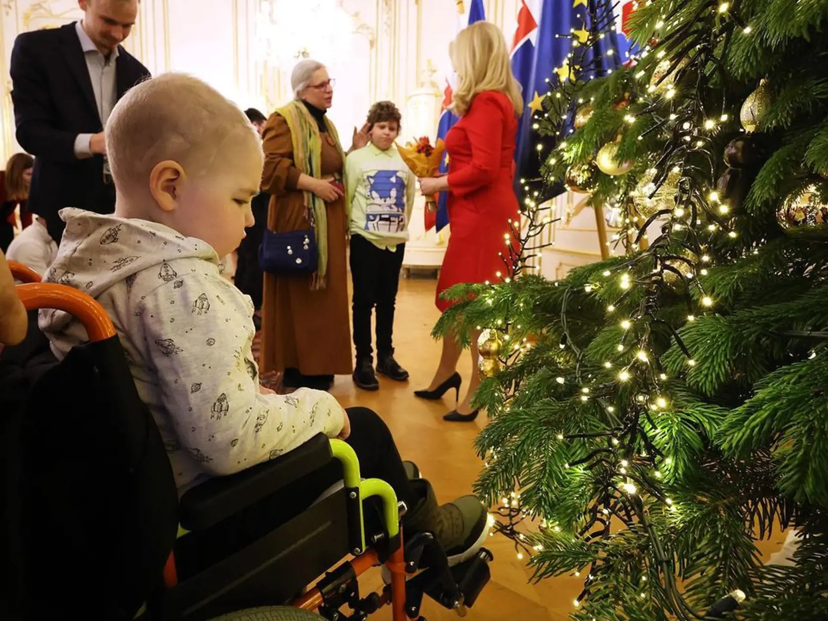 Zuzana pozvala do prezidentského paláca zdobiť stromček detičky z detskej onkológie. Aha, aký je prekrásny.