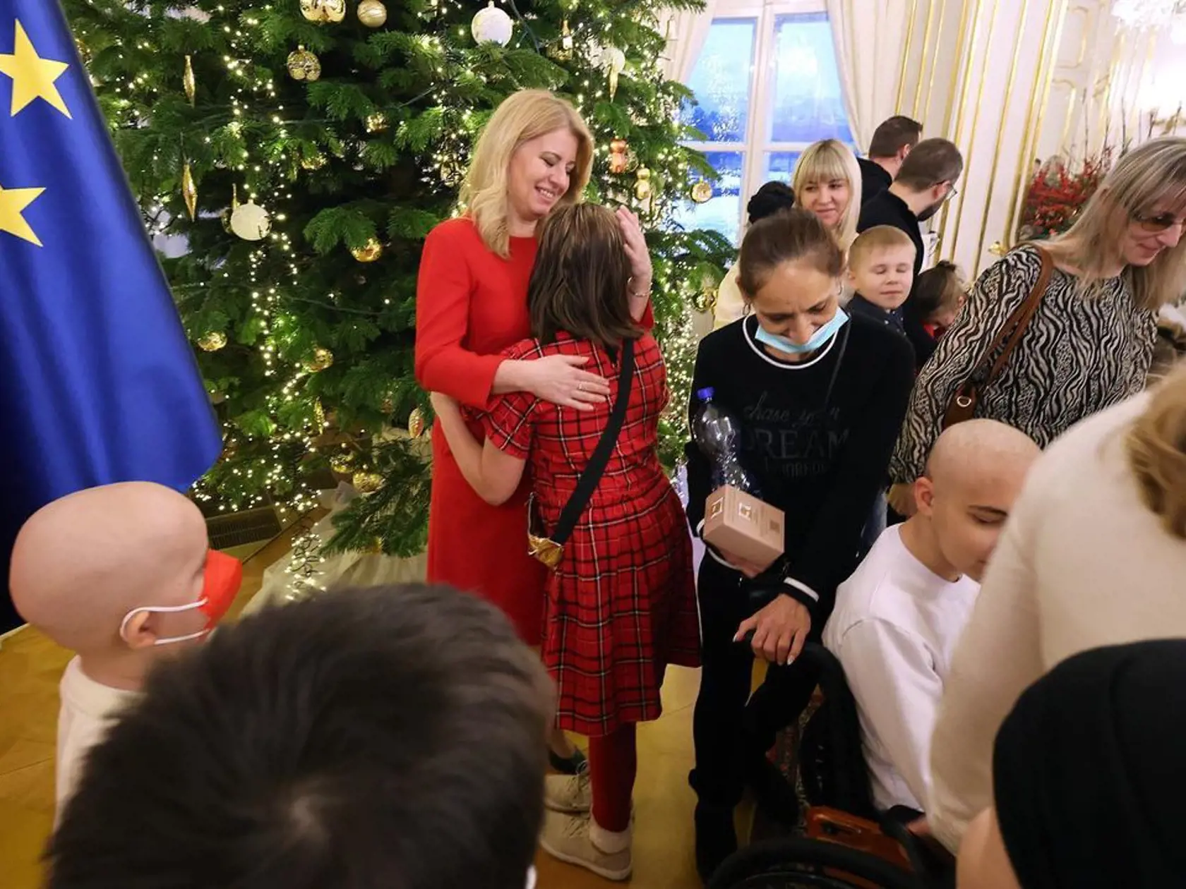 Zuzana pozvala do prezidentského paláca zdobiť stromček detičky z detskej onkológie. Aha, aký je prekrásny.
