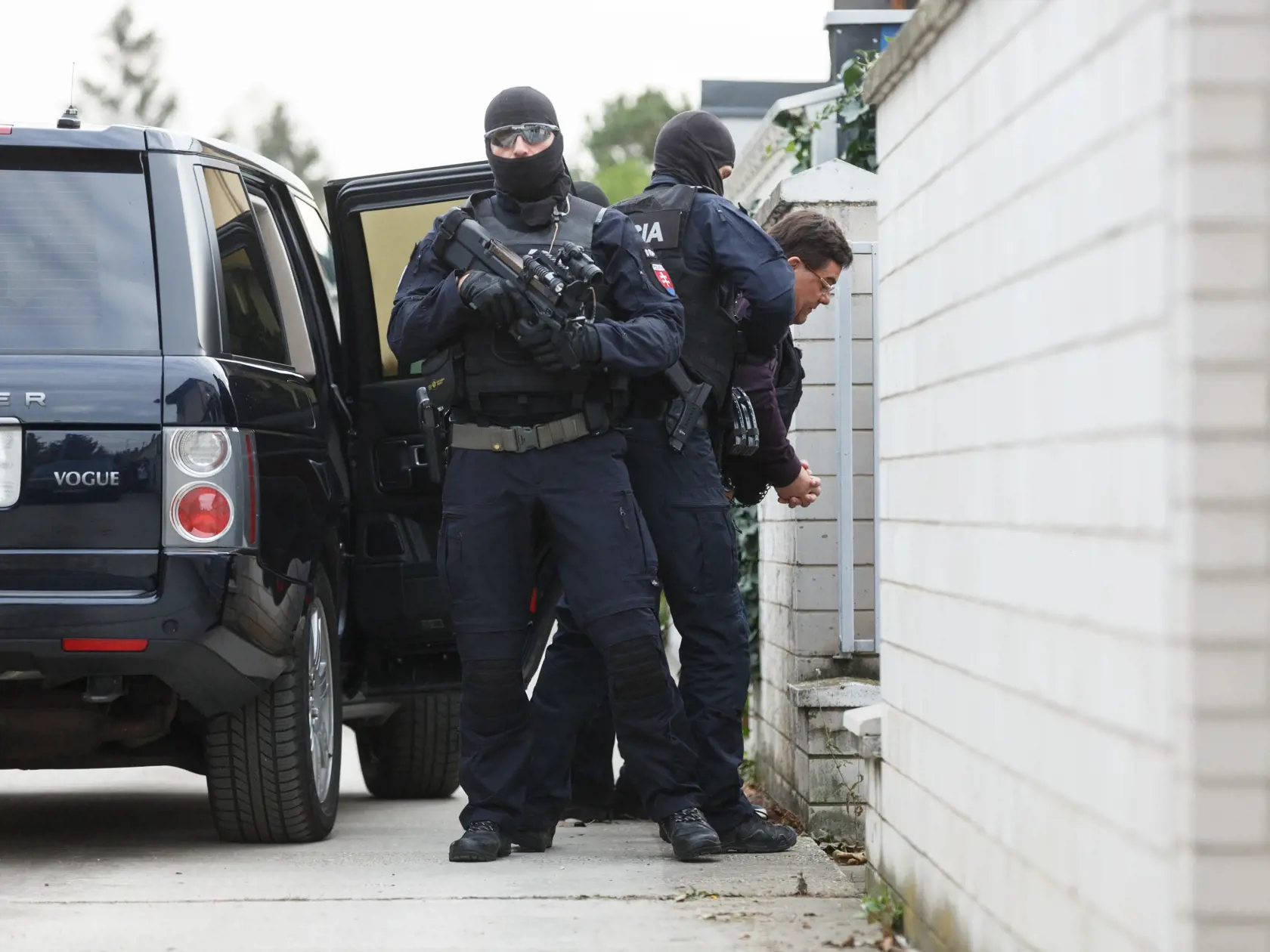 Policajná obhliadka majetkov  Mariána Kocnera. Na snímke dom v  Bernolákove.