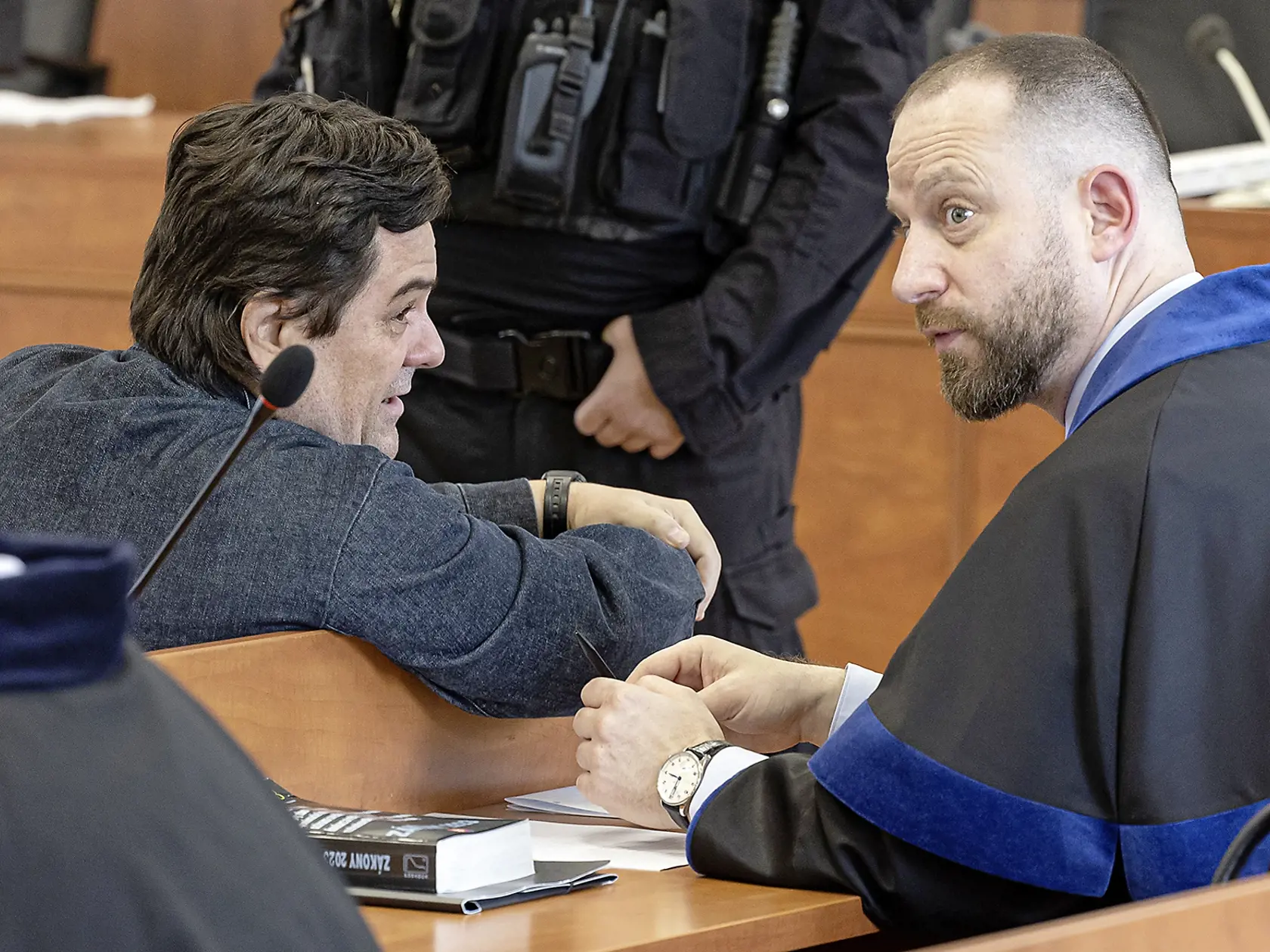 Tvrďák. Hrozilo mu doživotie, aj tak sa Kočner zabával so svojím právnym zástupcom Marekom Parom.