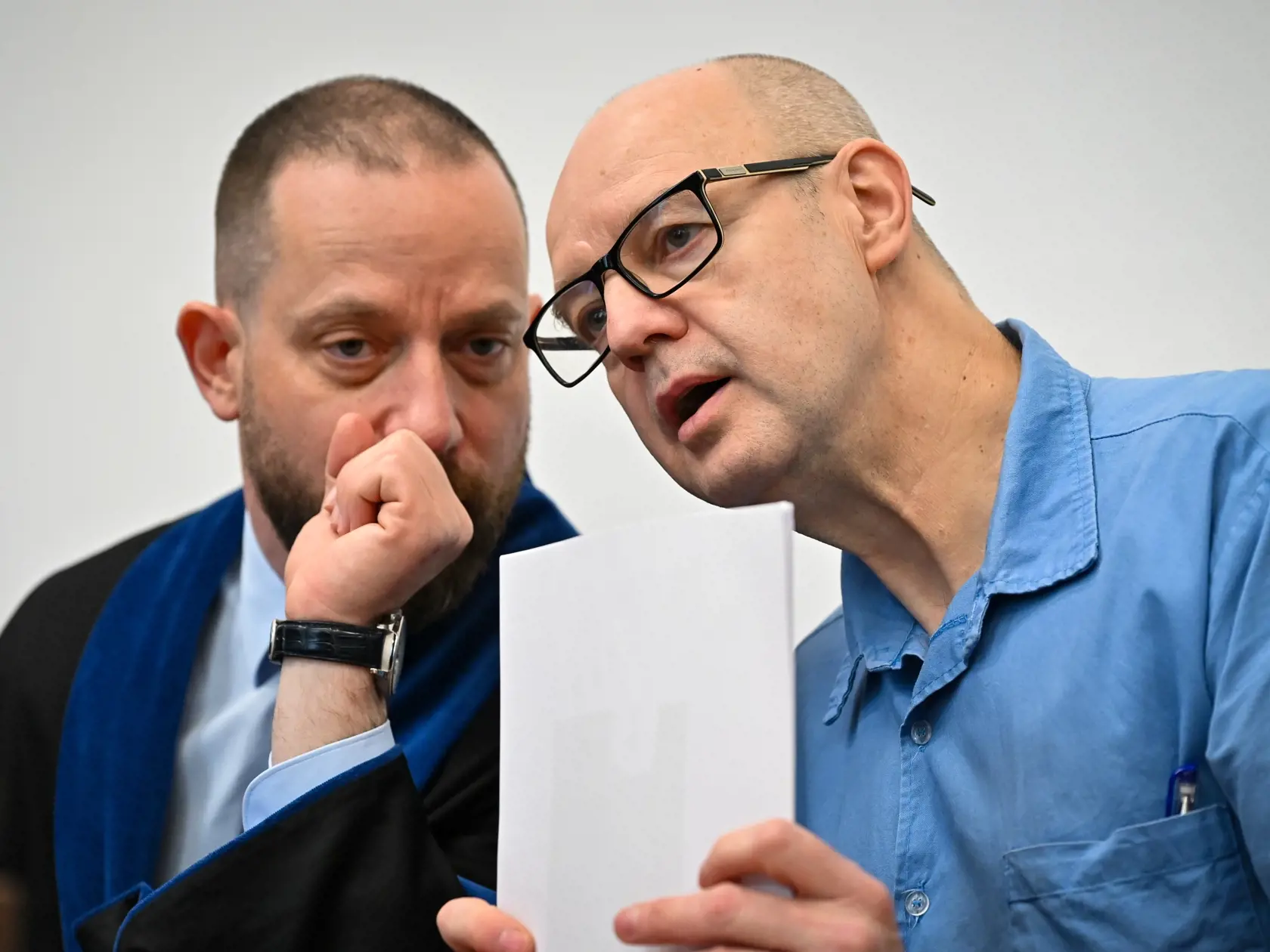 Na snímke sprava obžalovaný Pavol R. a jeho  právny zástupca Marek Para počas pojednávania Mestského súdu Bratislava I v kauze Maják nádeje 23. novembra 2023 v Bratislave. FOTO TASR - Pavol Zachar