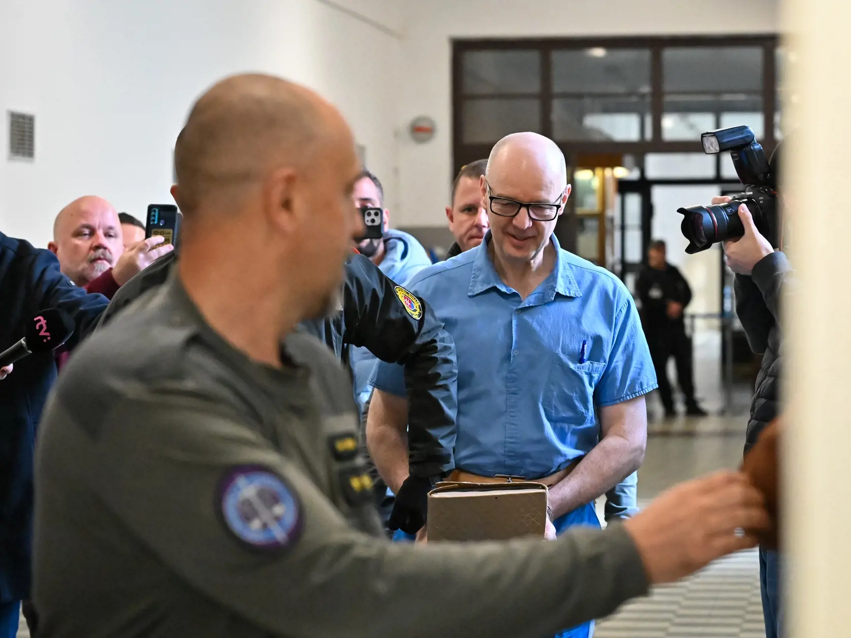 Na snímke vpravo obžalovaný Pavol R. prichádza v sprievode príslušníkov zboru väzenskej a justičnej stráže na pojednávanie Mestského súdu Bratislava I v kauze Maják nádeje 23. novembra 2023 v Bratislave. FOTO TASR - Pavol Zachar