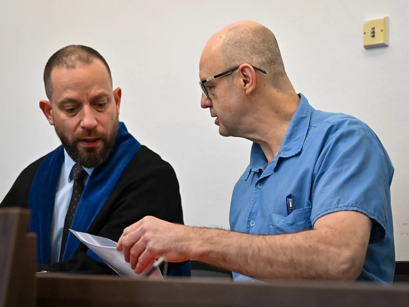 Na snímke sprava obžalovaný Pavol R. a jeho  právny zástupca Marek Para počas pojednávania Mestského súdu Bratislava I v kauze Maják nádeje 23. novembra 2023 v Bratislave. FOTO TASR - Pavol Zachar