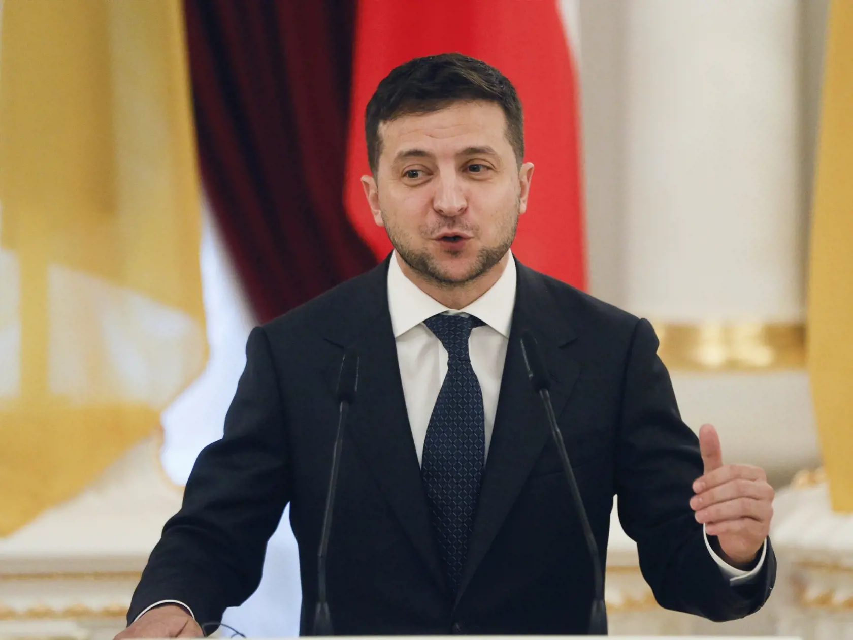 "Prezidenta Zelenského poznám, videl som sa s ním asi trikrát, teraz sa stal absolútnym hrdinom. Svojimi vystúpeniami donútil svetových politikov, aby zrýchlili tie sankcie. Dovtedy to všetko dlho trvalo. Je to veľký hrdina a má môj veľký obdiv," uviedol pre náš denník Babiš.